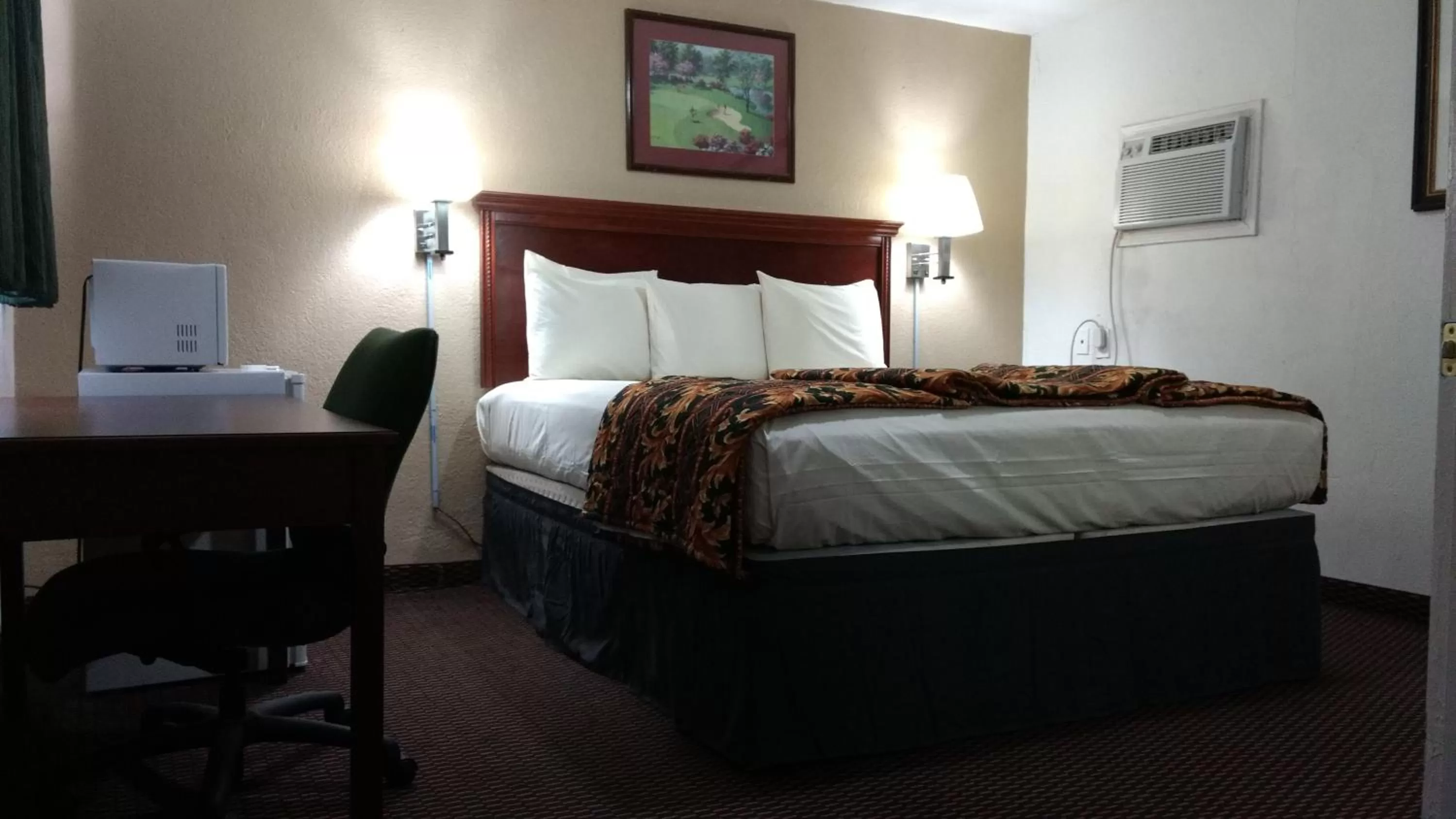 Bed in Budget Inn Hamilton