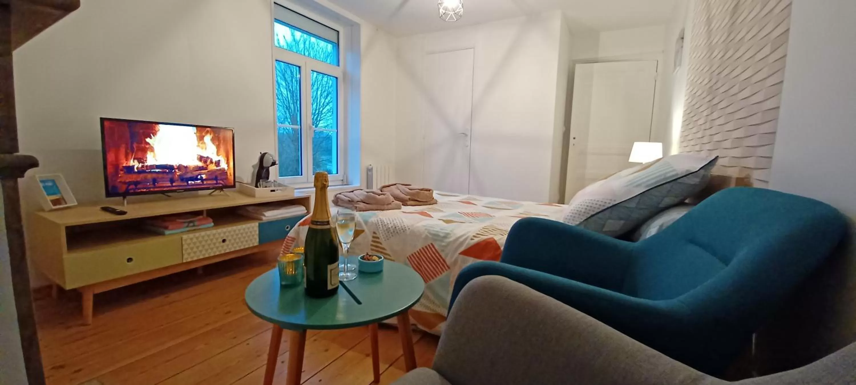 Dining area, TV/Entertainment Center in La Carte Postale