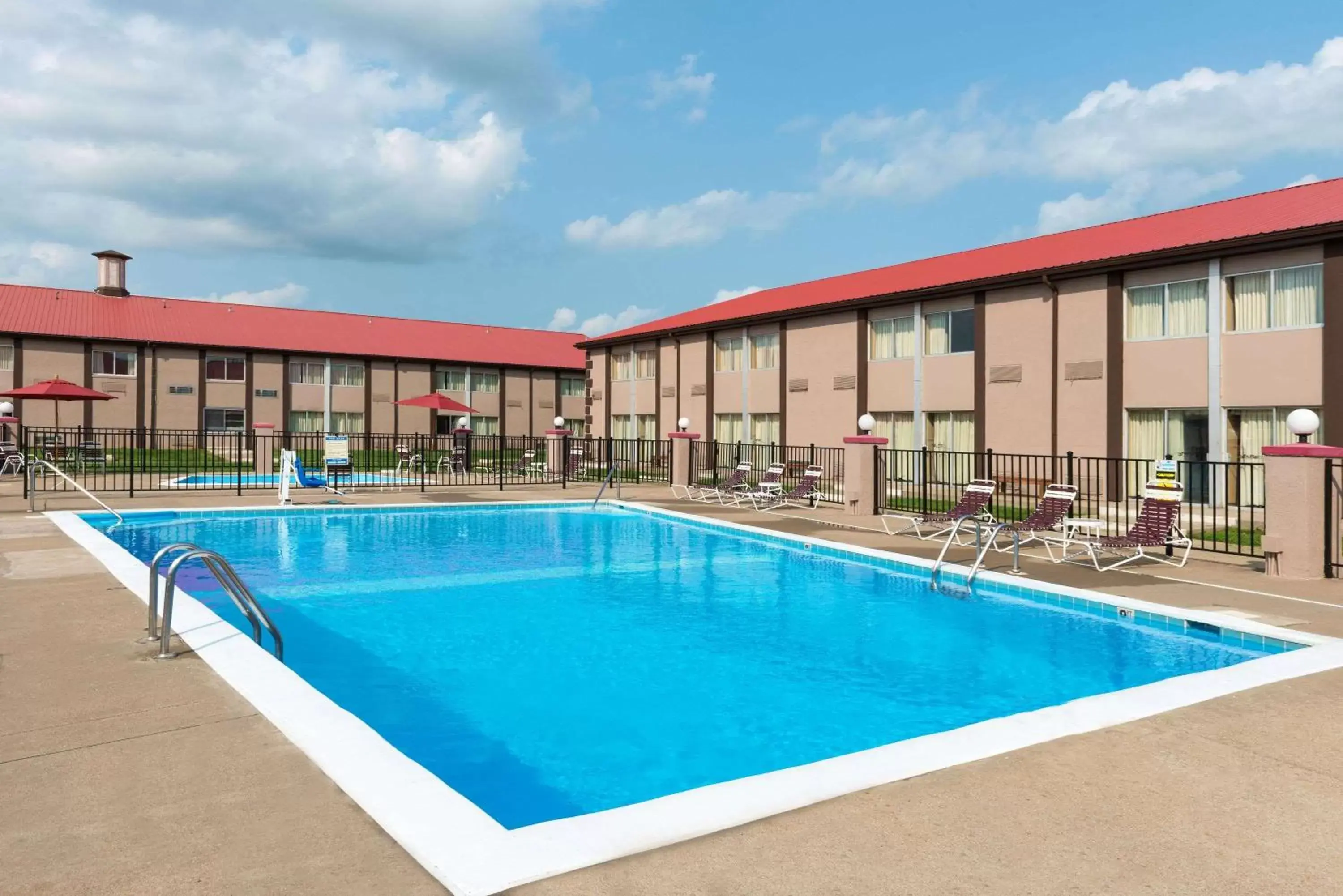 Pool view, Swimming Pool in Ramada by Wyndham Bowling Green