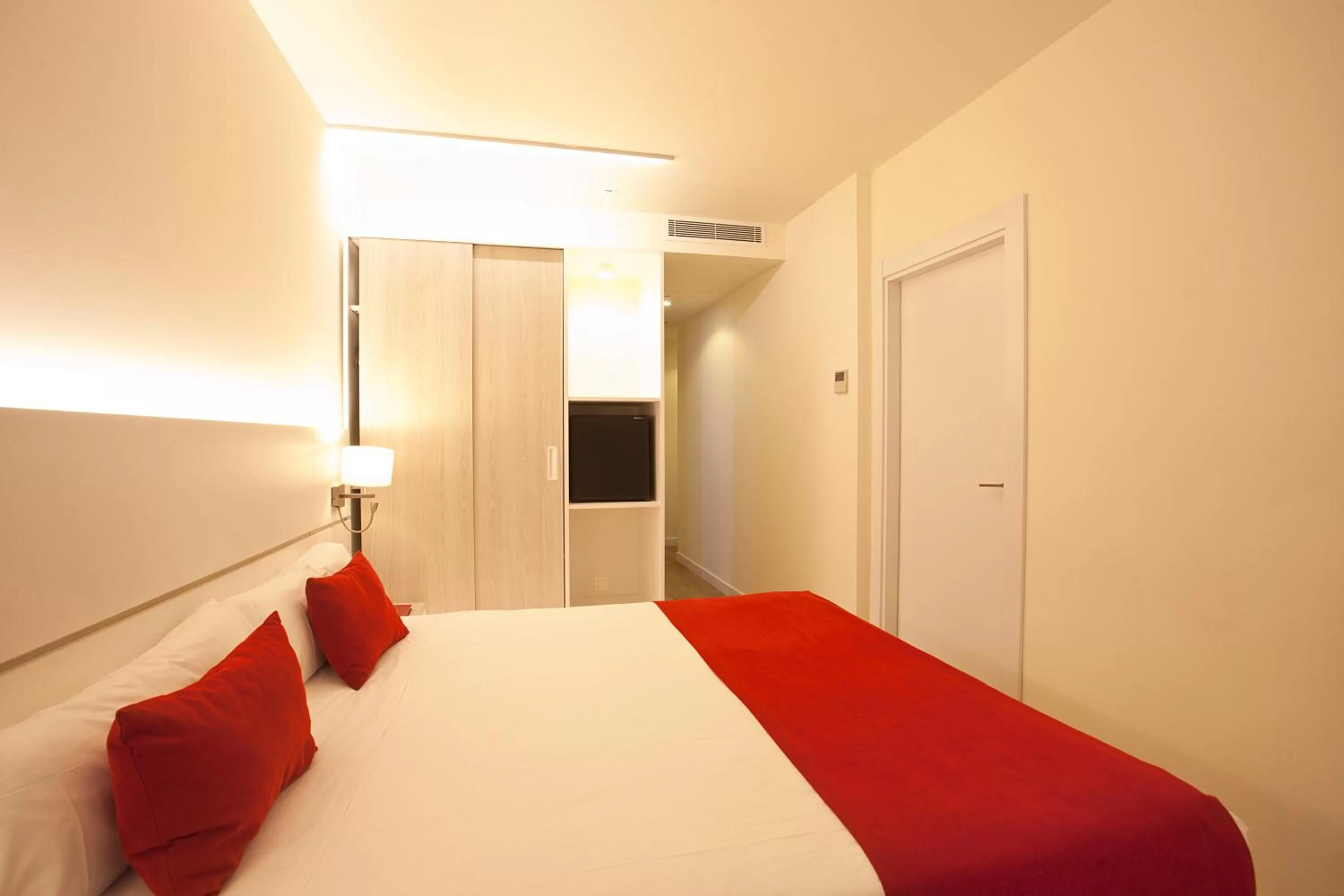 Bed in Hotel Pompaelo Plaza del Ayuntamiento & Spa