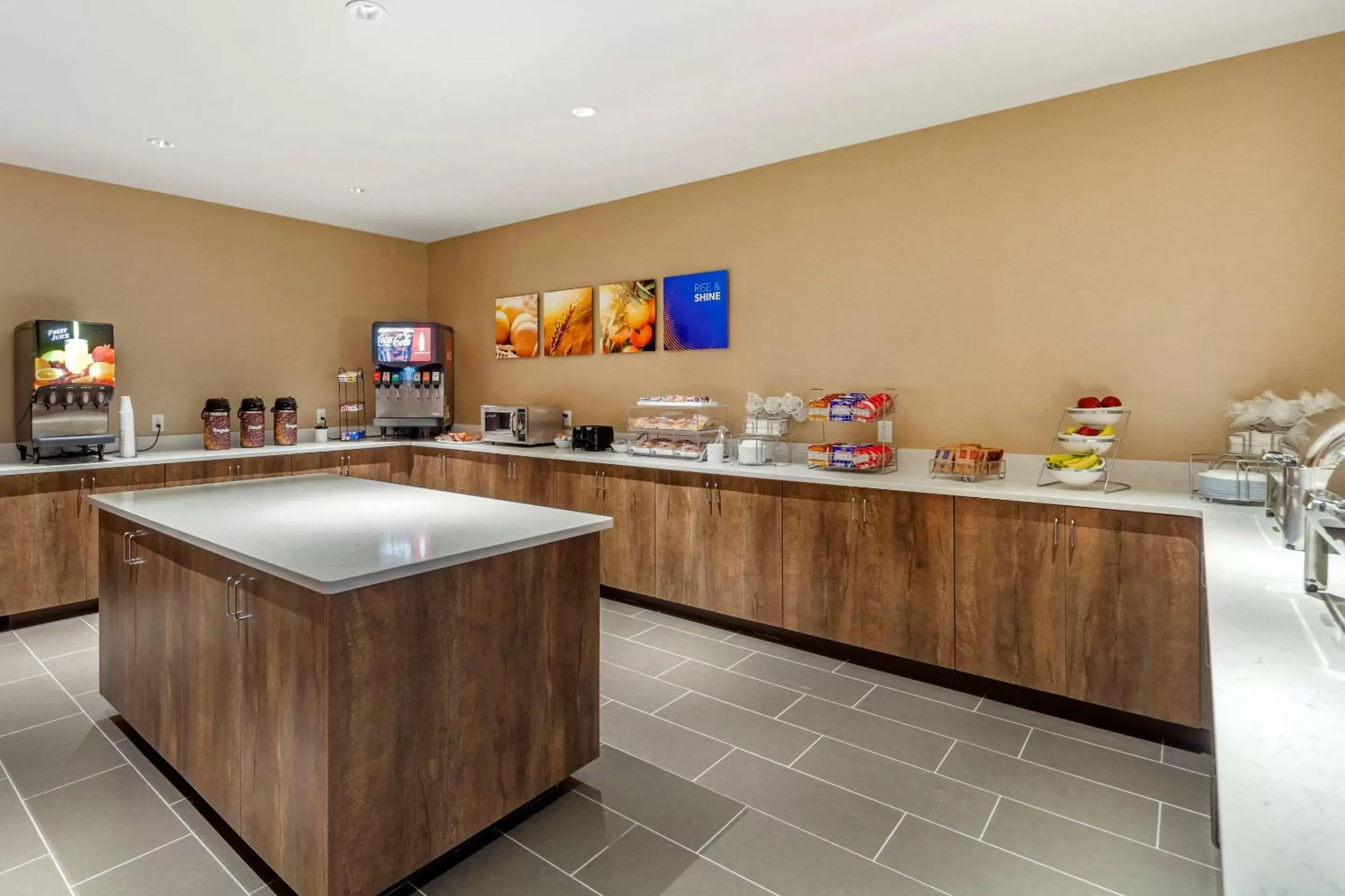 Restaurant/places to eat, Kitchen/Kitchenette in Comfort Suites Grand Island