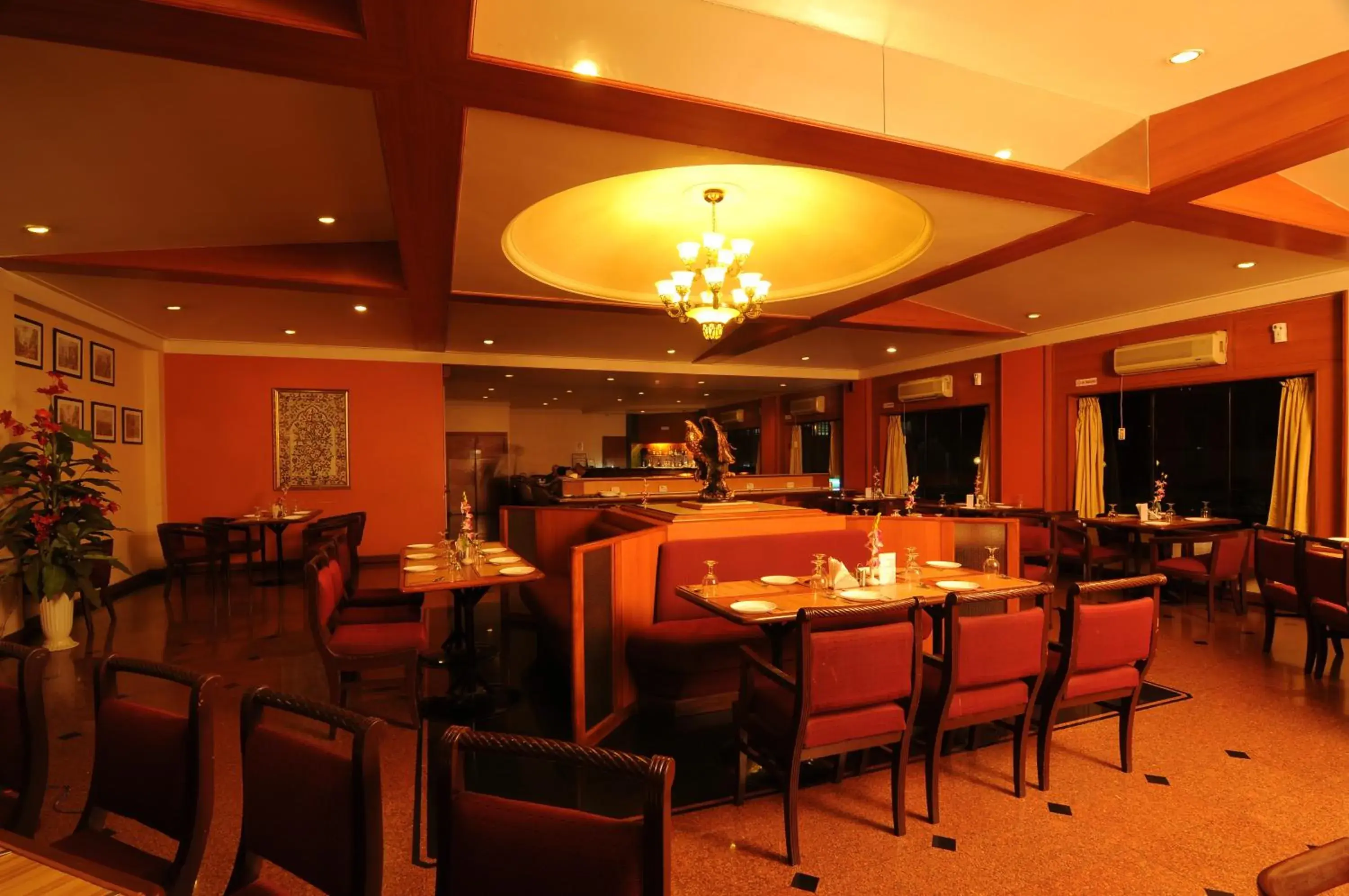 Restaurant/Places to Eat in Quality Inn Regency, Nashik