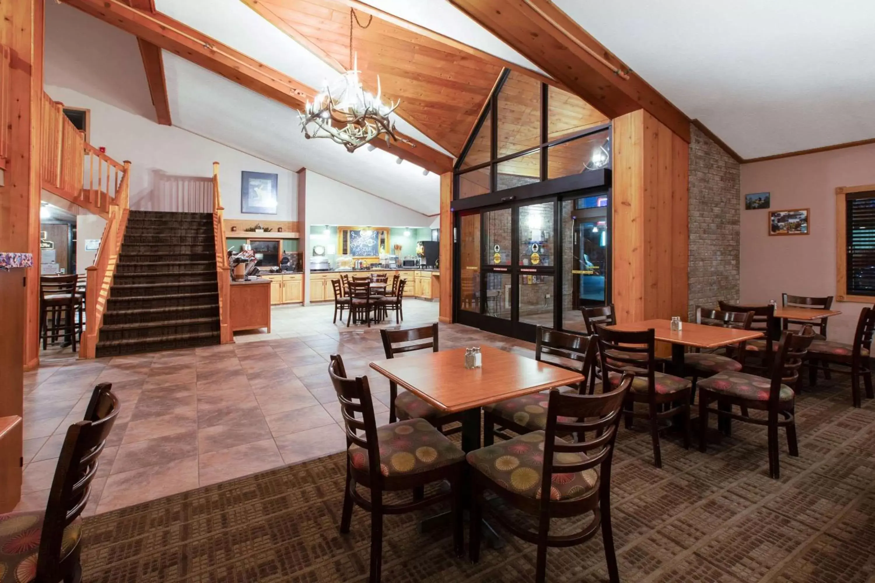 Restaurant/places to eat, Lounge/Bar in AmericInn by Wyndham Iron River