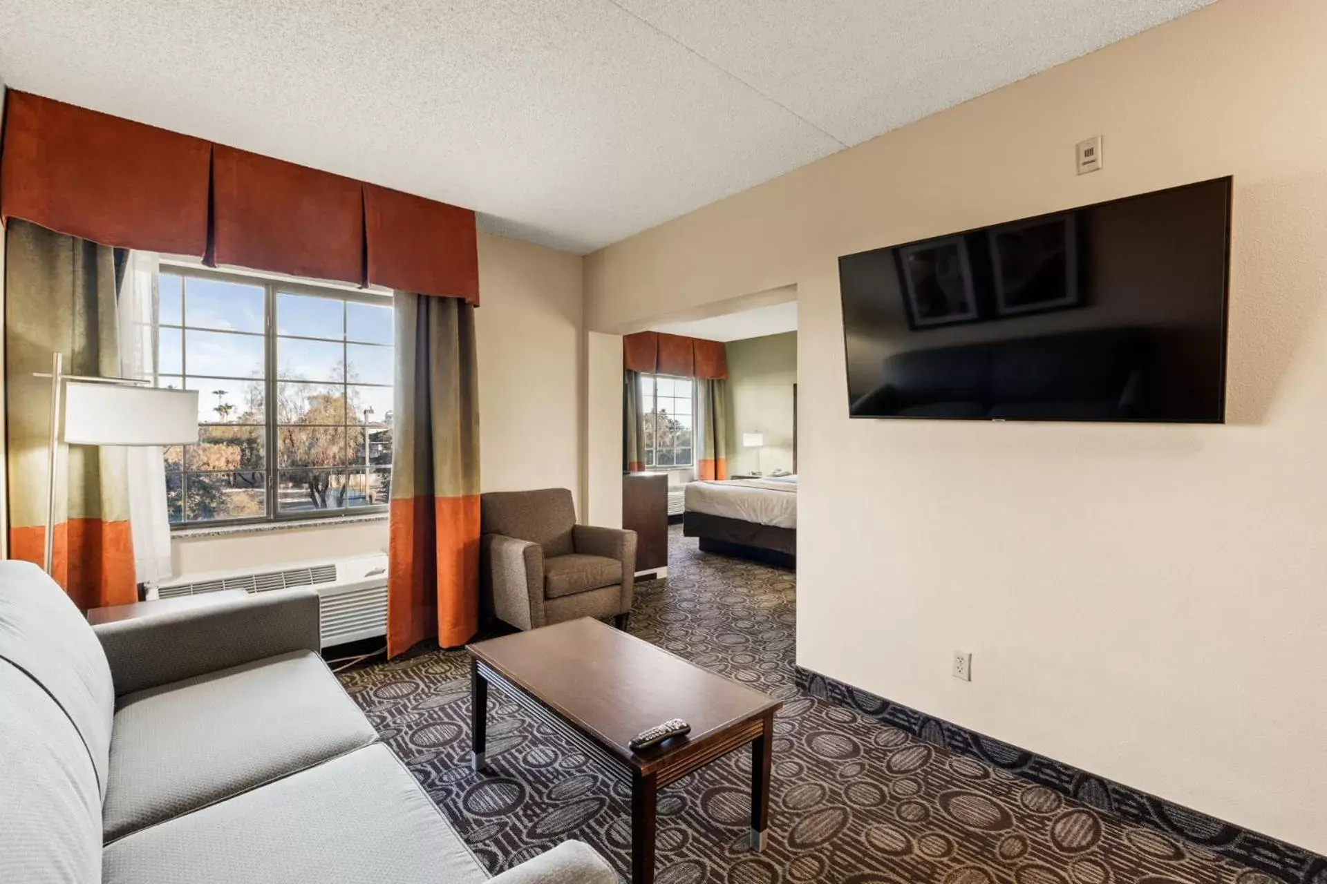 Living room, TV/Entertainment Center in Comfort Inn Chandler - Phoenix South I-10