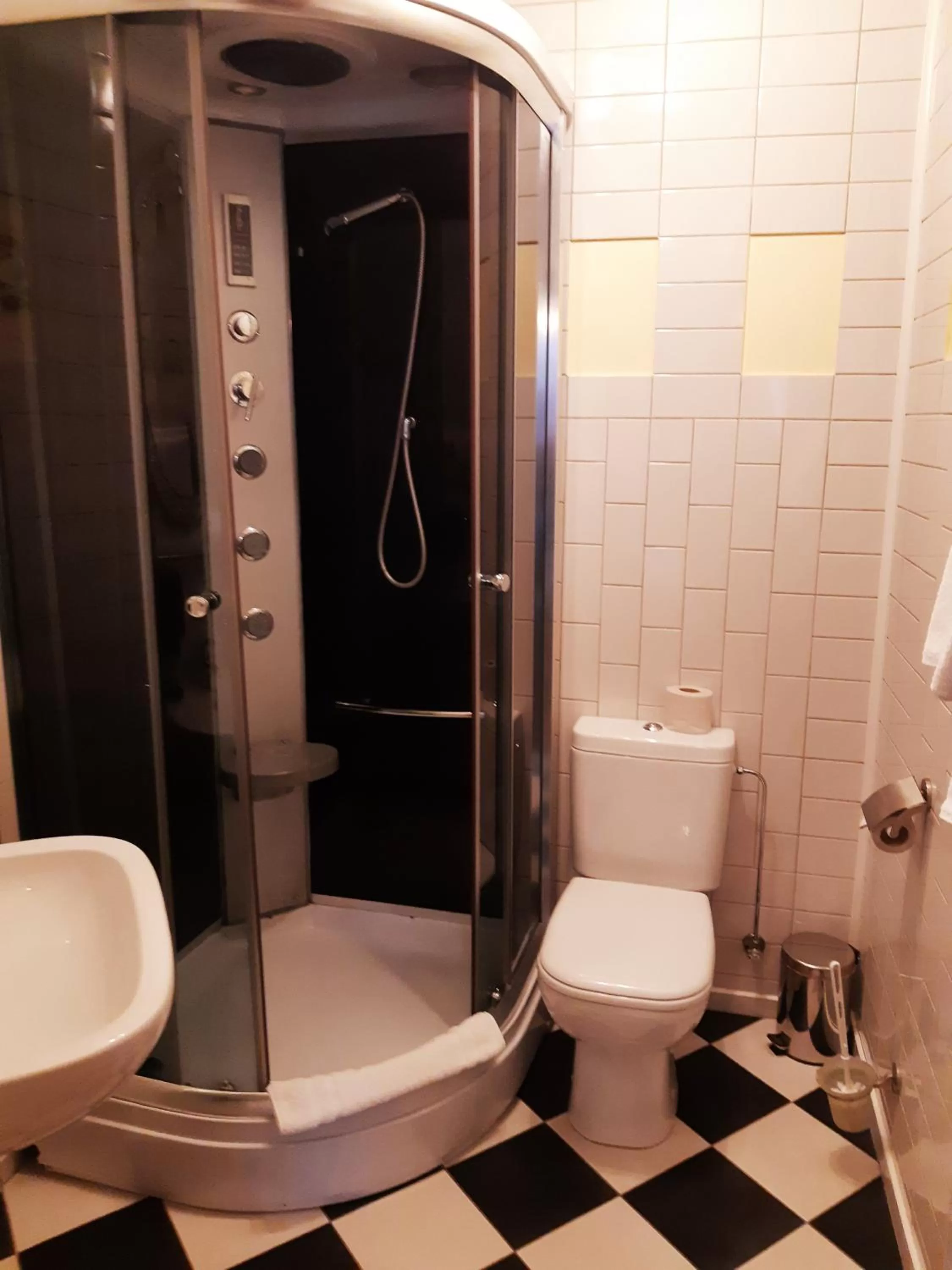 Shower in Hotel Pils with Self-Check in