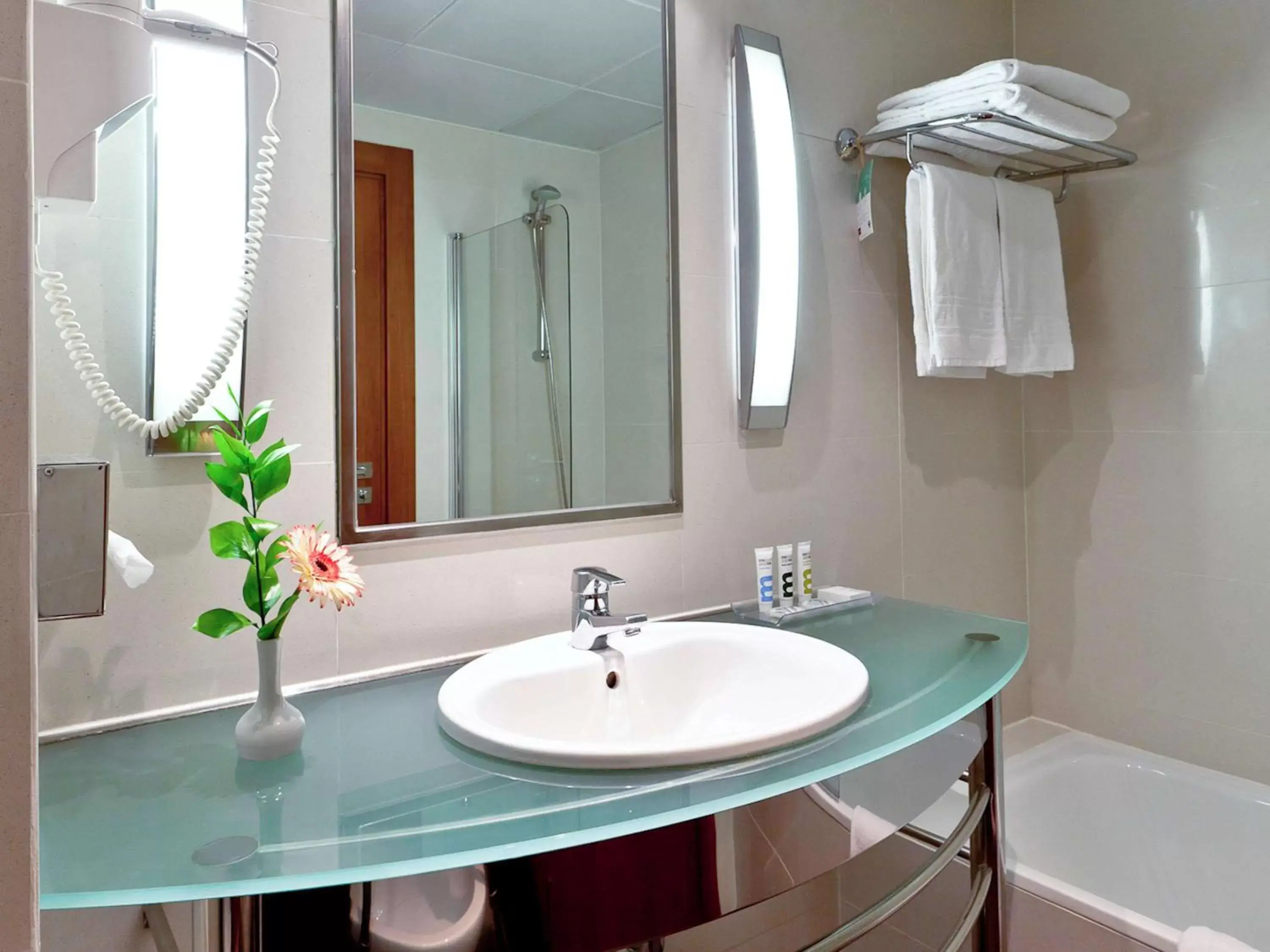 Photo of the whole room, Bathroom in Hotel Mercure Lisboa