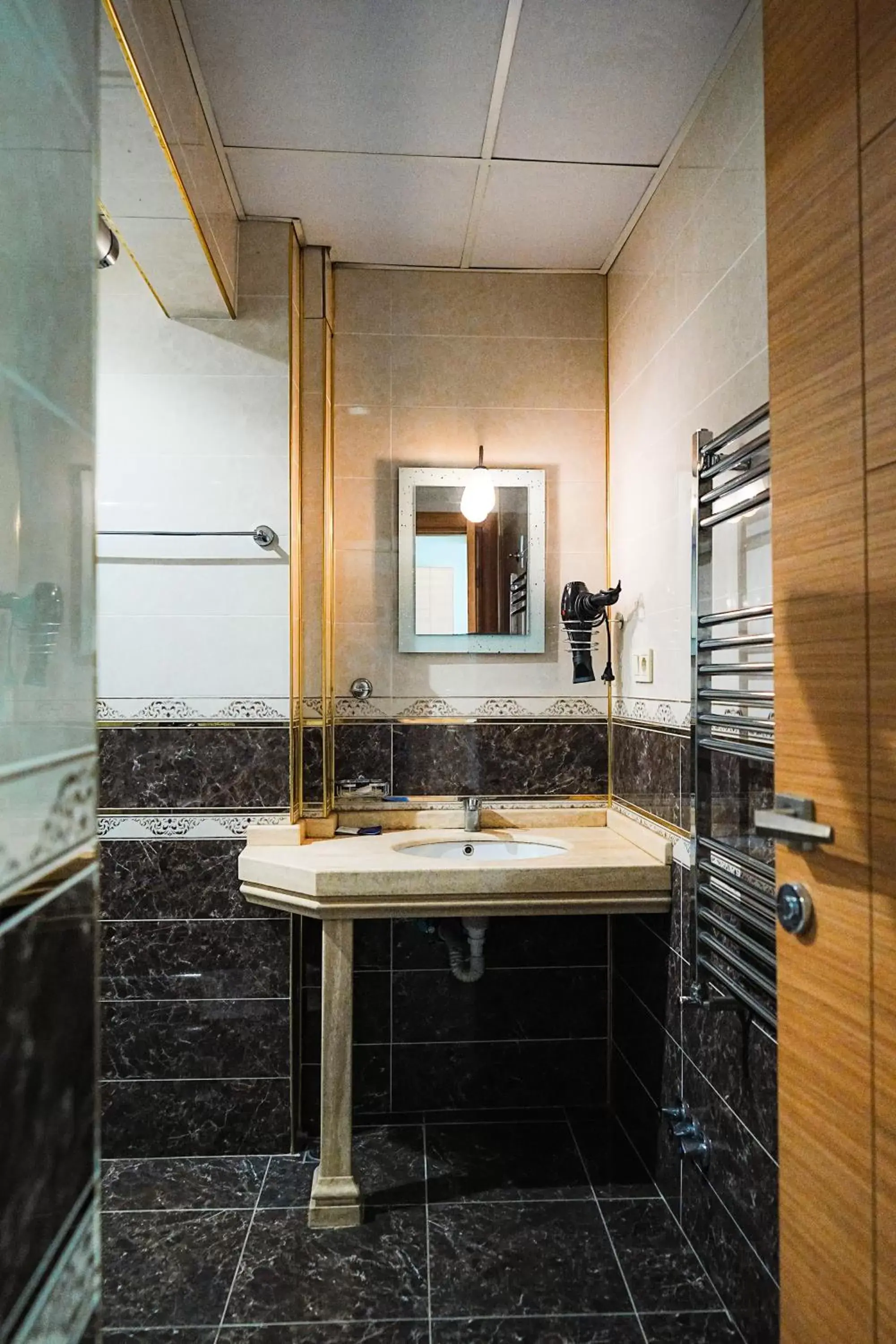Bathroom in Reyyan Hotel