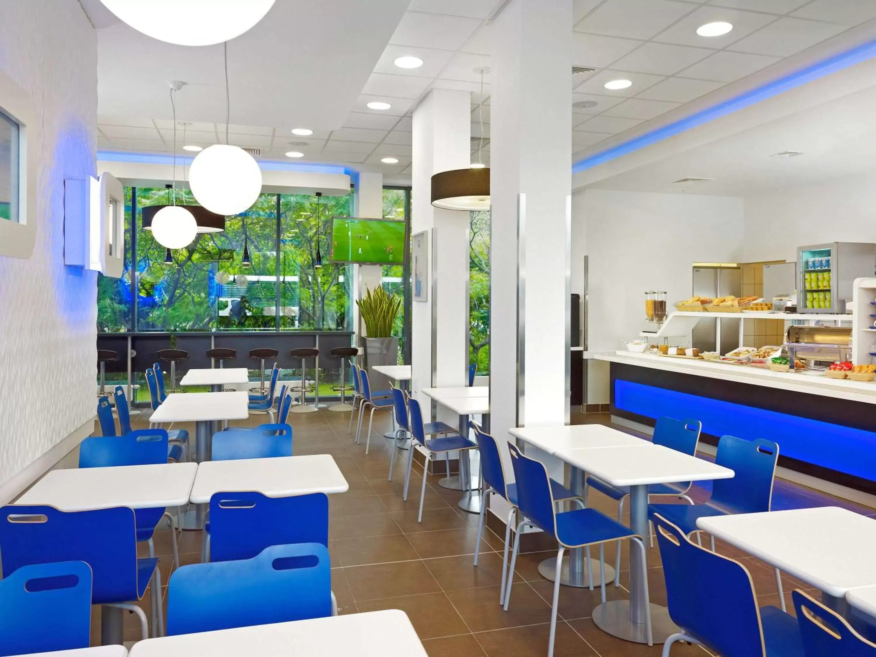 On site, Restaurant/Places to Eat in Ibis Budget Montbéliard