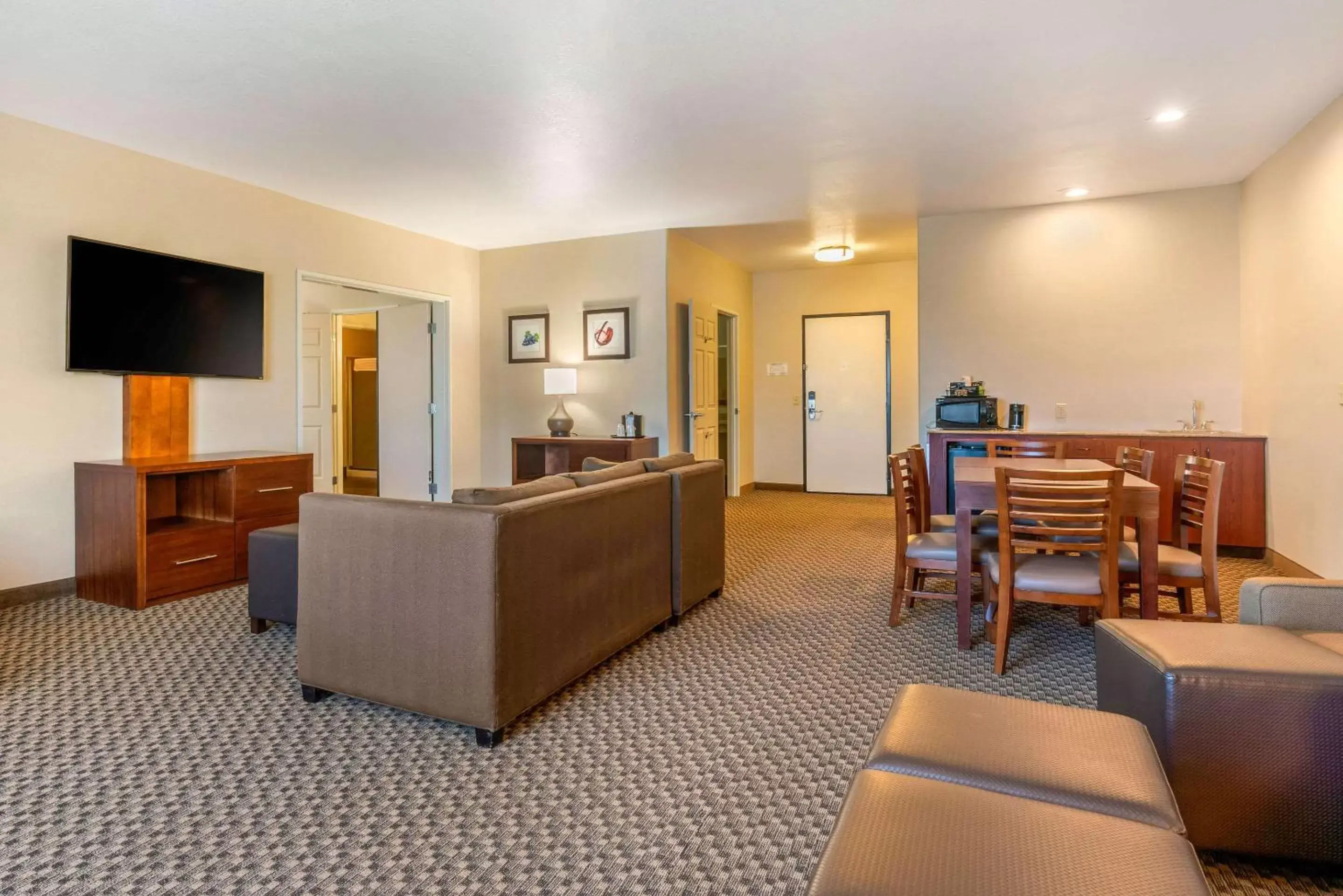 Photo of the whole room in Comfort Inn & Suites Galt – Lodi North