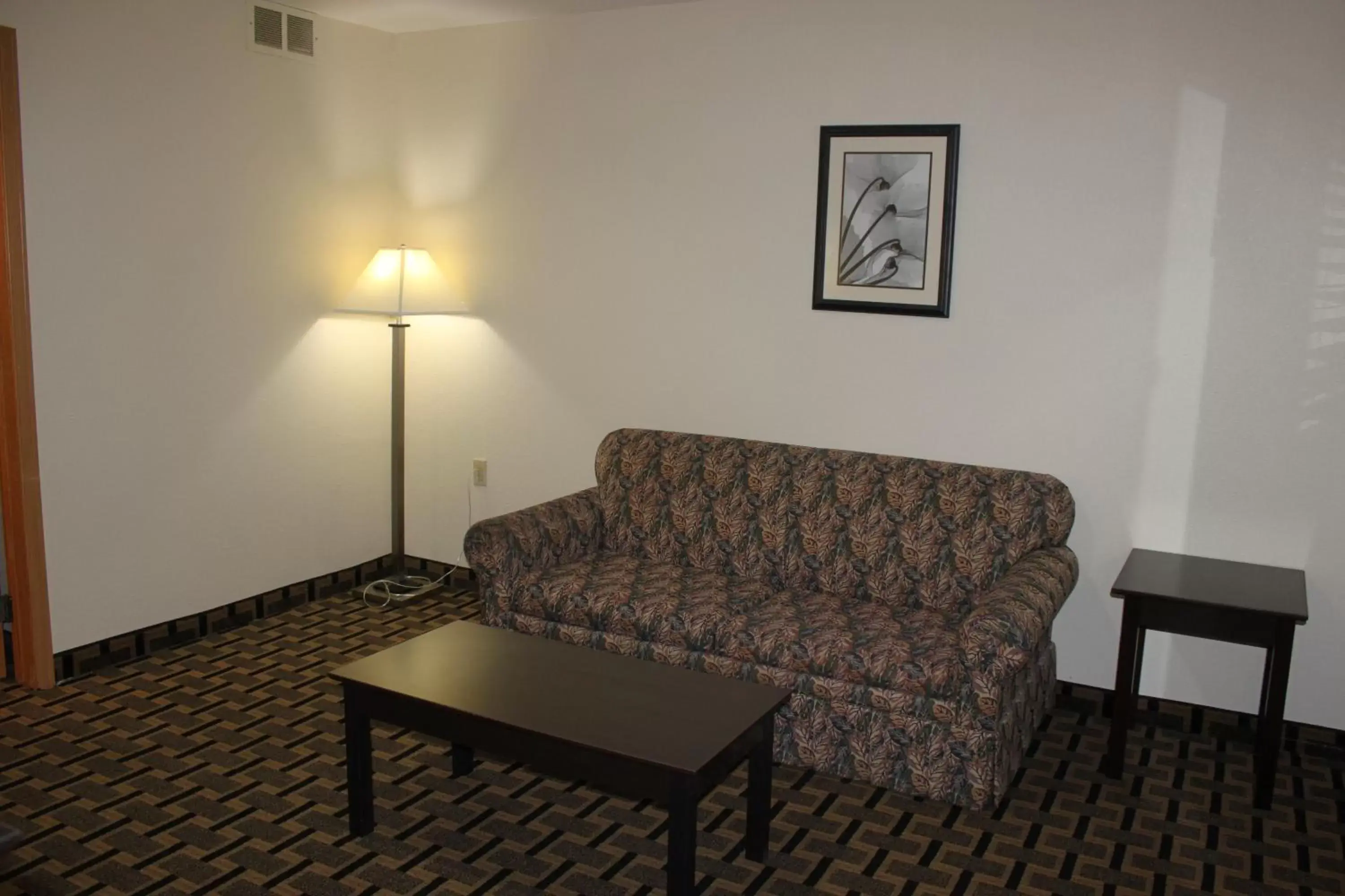 Living room, Seating Area in AmericInn by Wyndham West Burlington