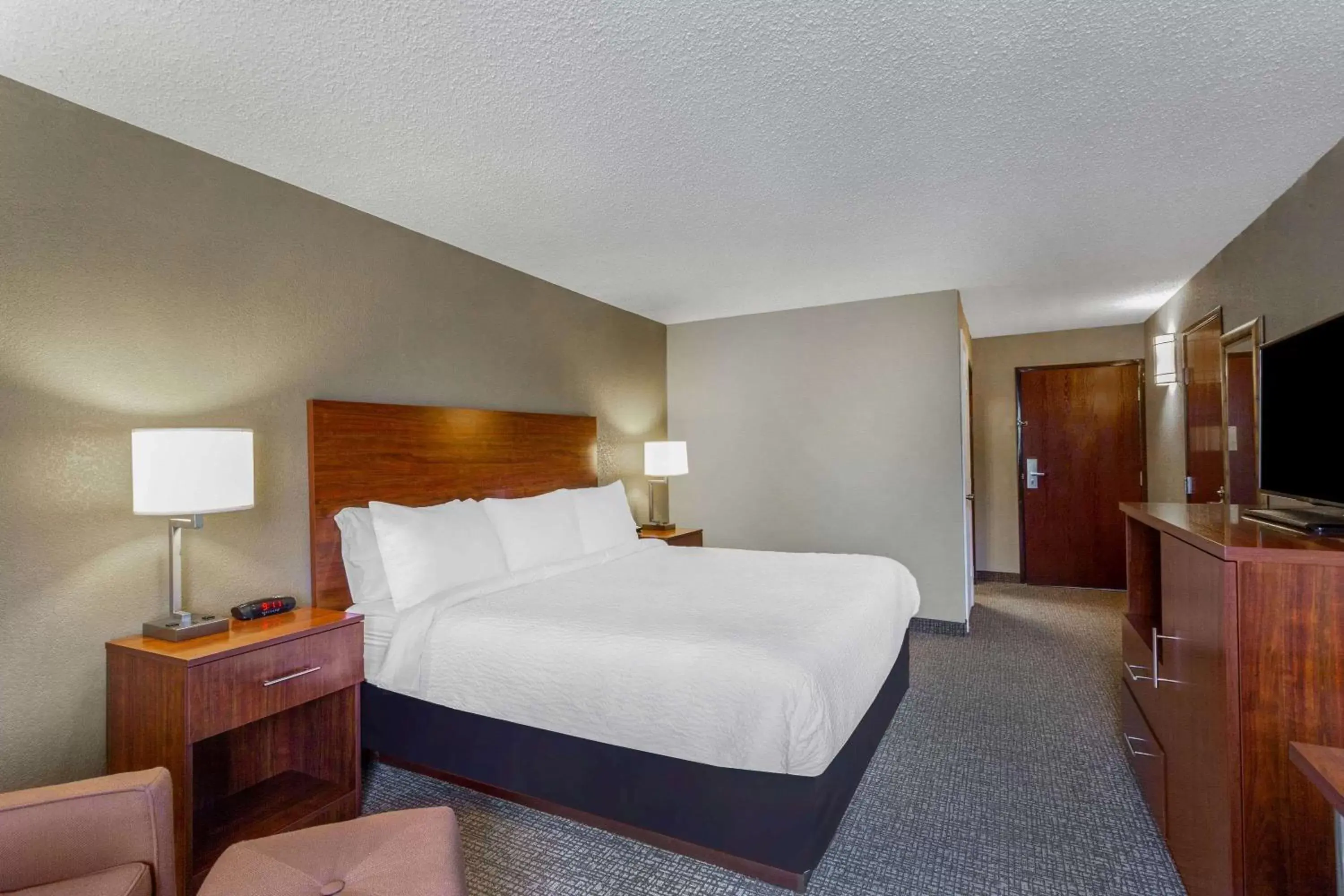 Photo of the whole room, Bed in Days Inn by Wyndham Blairsville