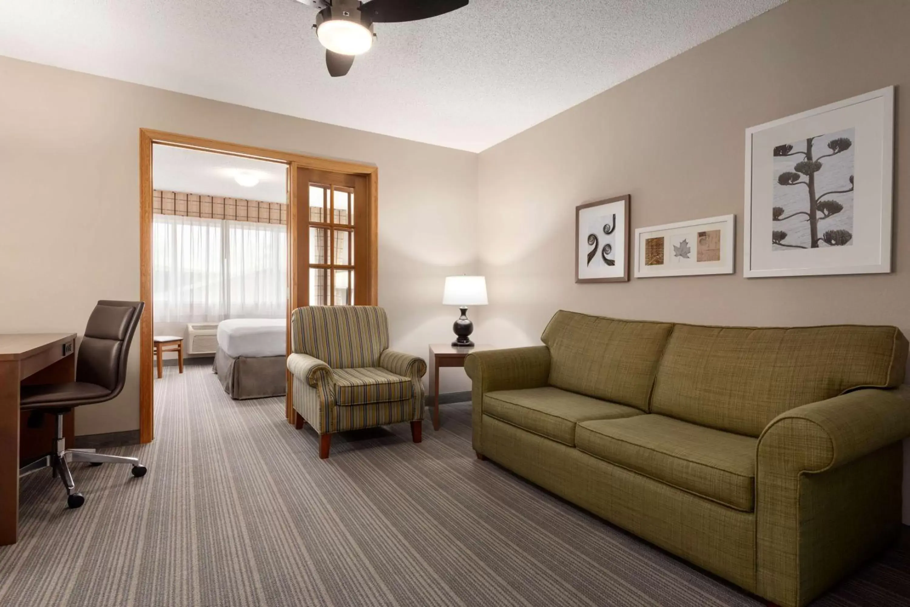 Photo of the whole room, Seating Area in Country Inn & Suites by Radisson, Baxter, MN