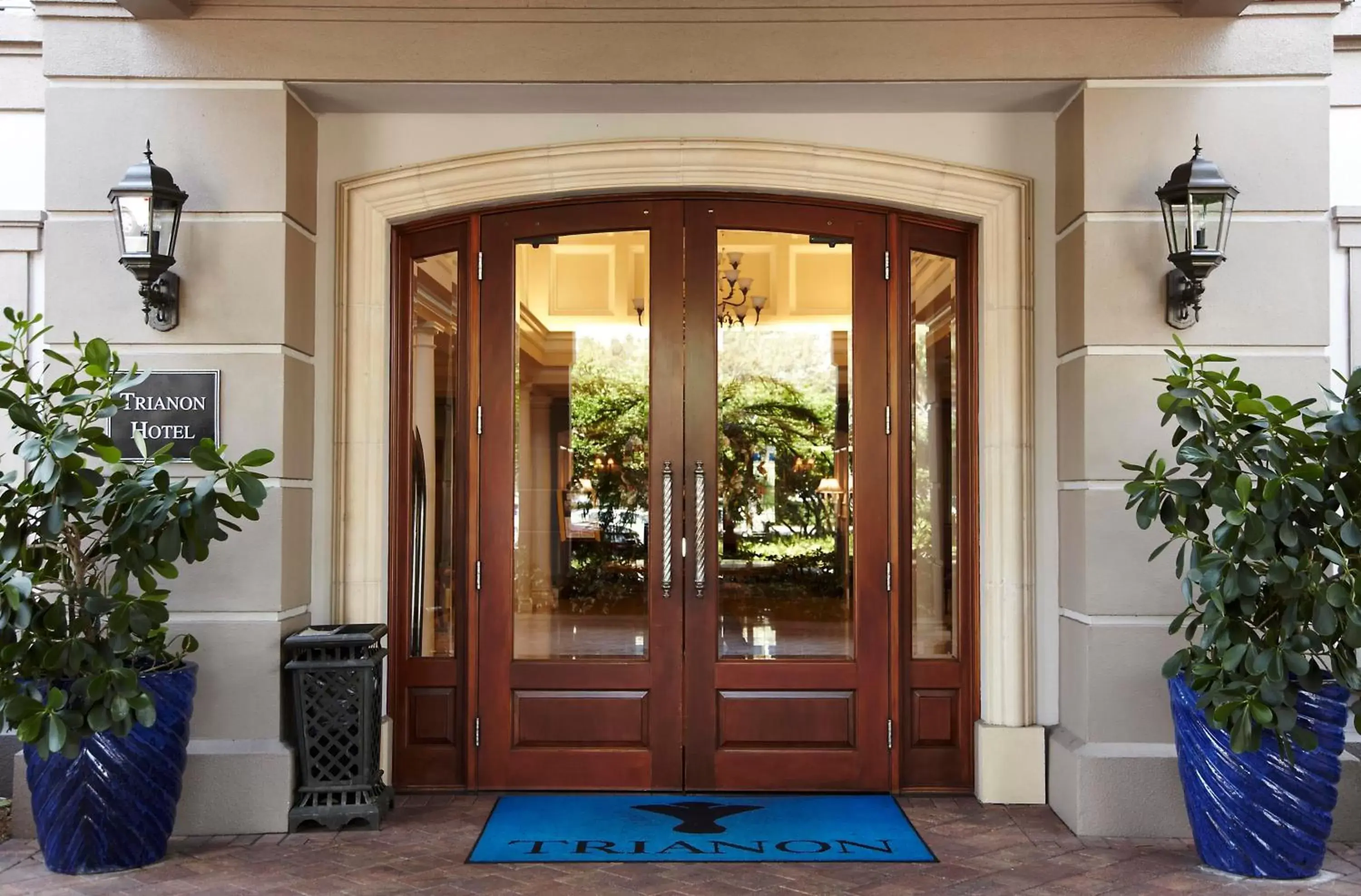 Facade/entrance in Trianon Bonita Bay Hotel