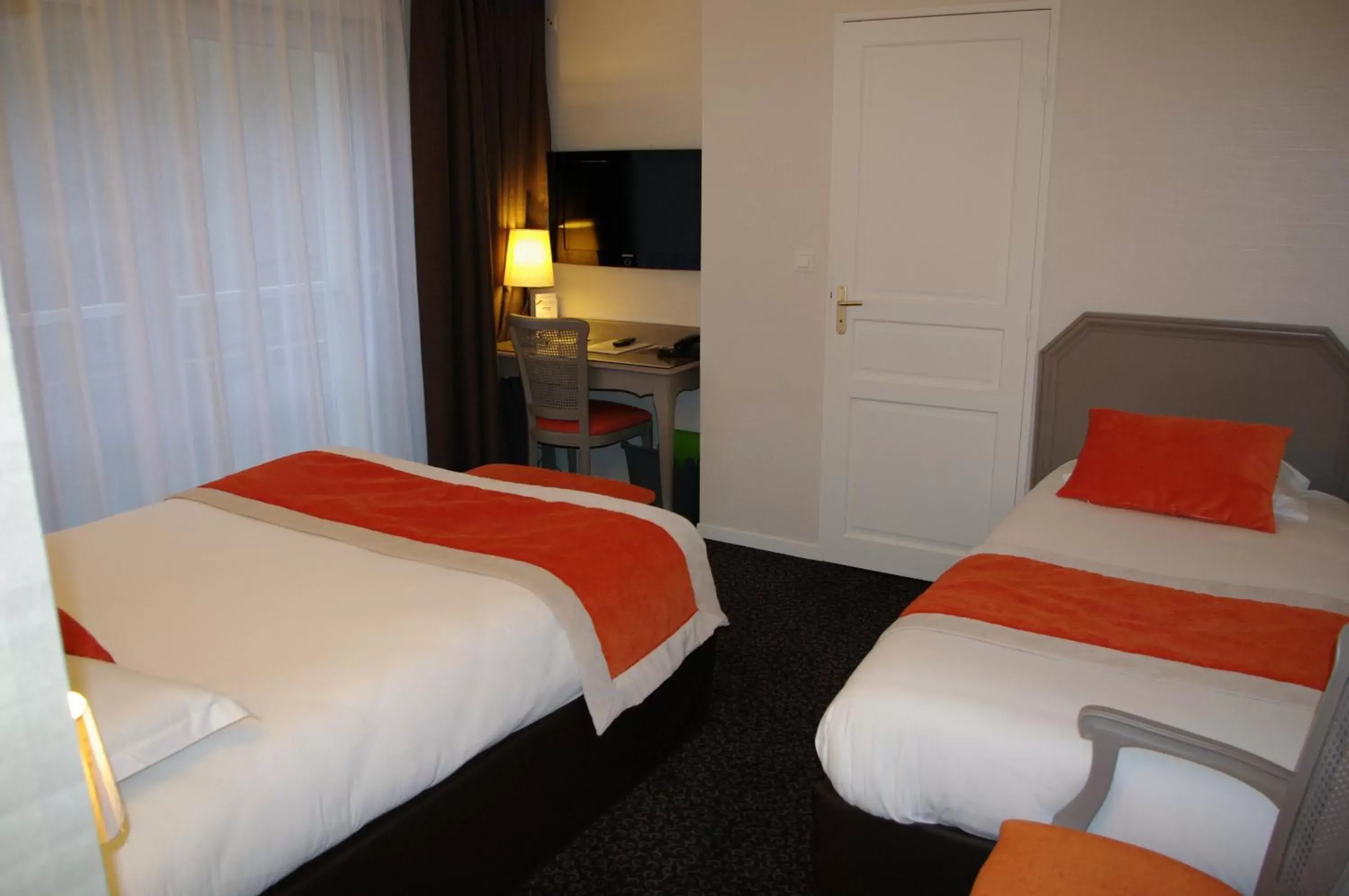Bedroom, Bed in Hotel de la Gare Troyes Centre