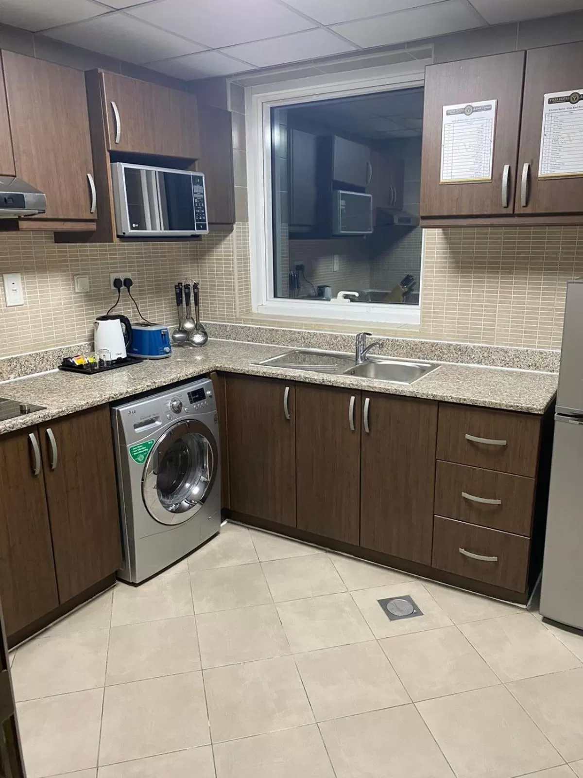 Kitchen or kitchenette in VISTA HOTEL APARTMENTS DELUXE