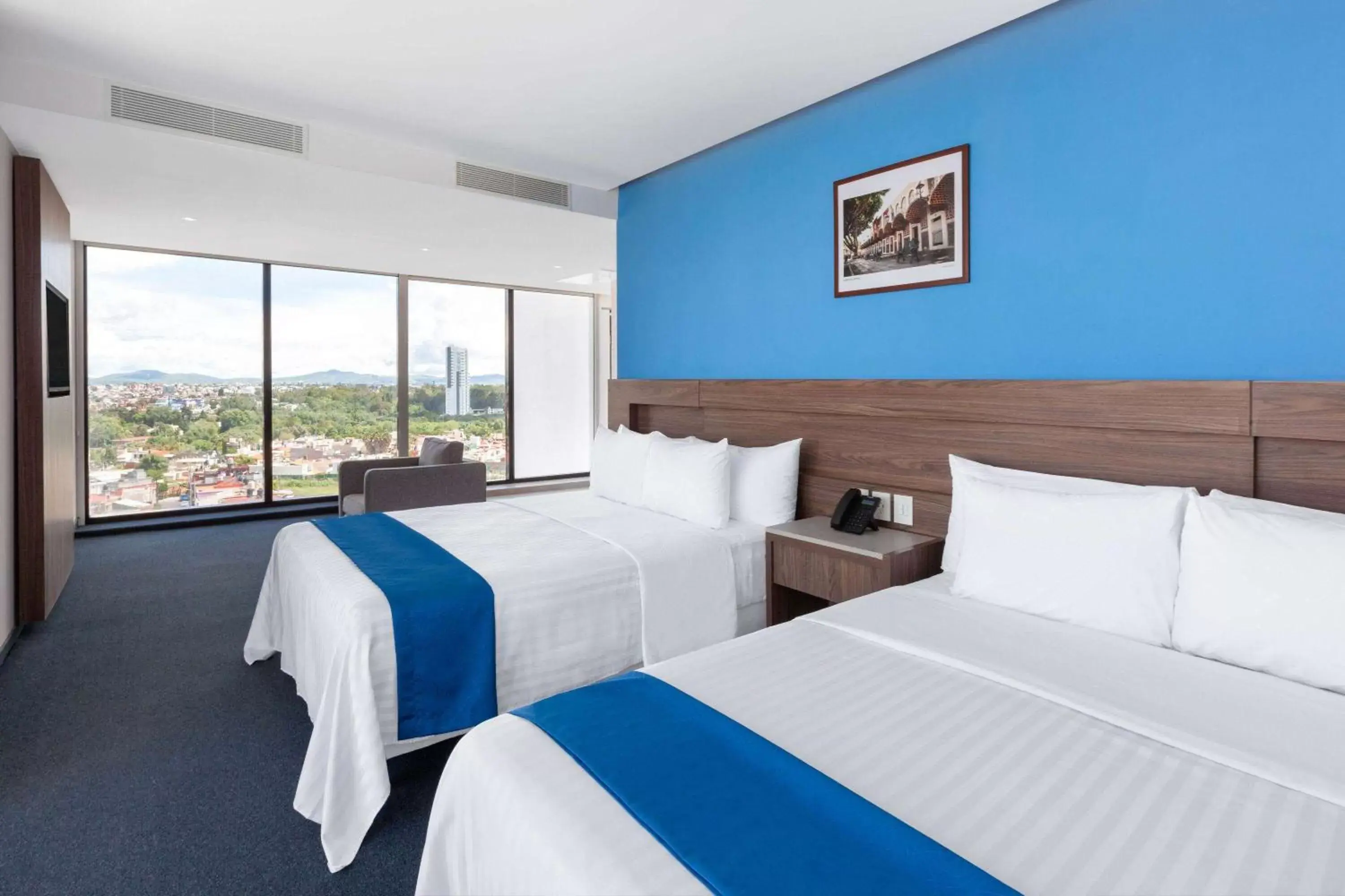 Photo of the whole room, Bed in Wyndham Puebla Angelopolis