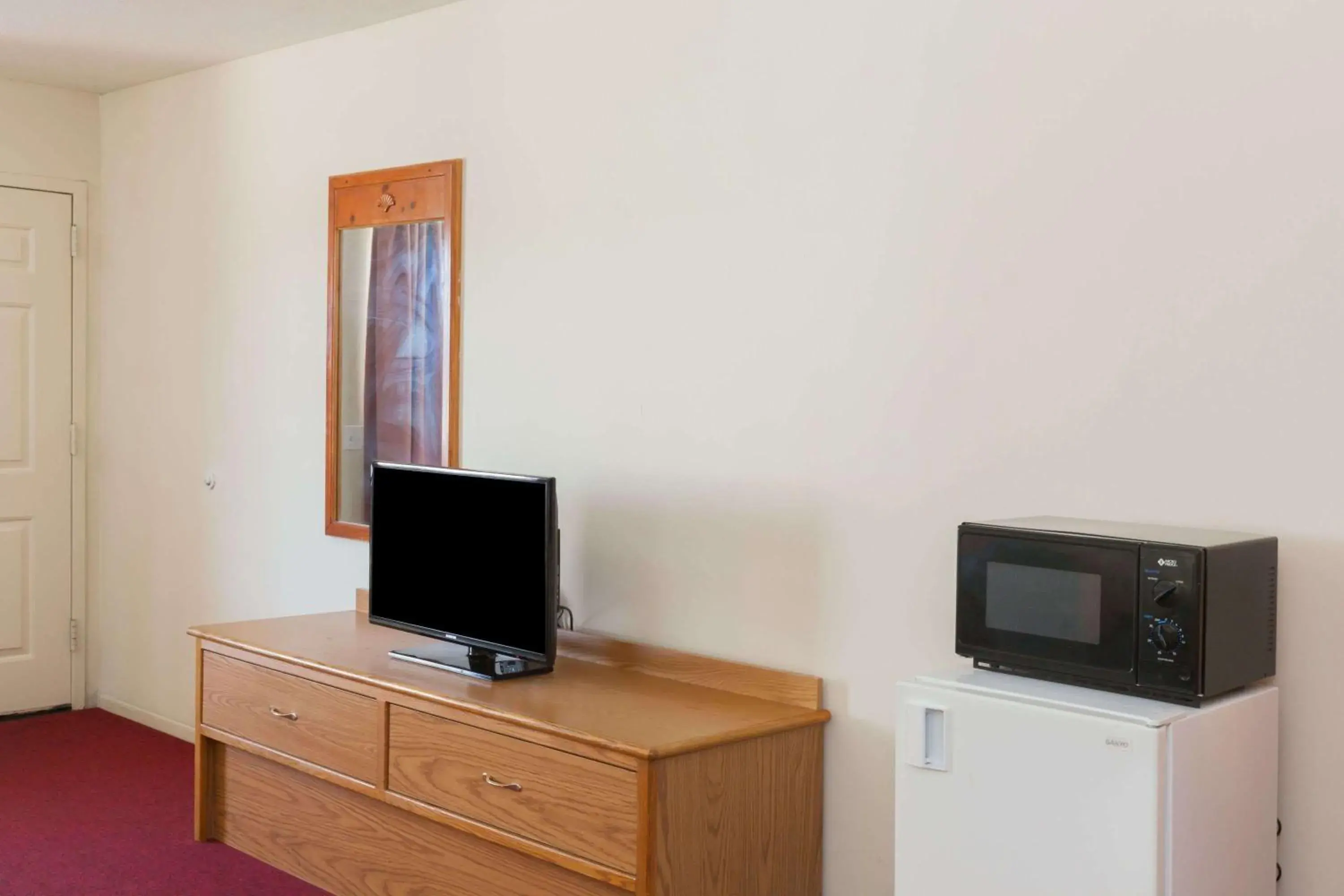 Photo of the whole room, TV/Entertainment Center in Days Inn by Wyndham Castaic Six Flags Magic Mountain