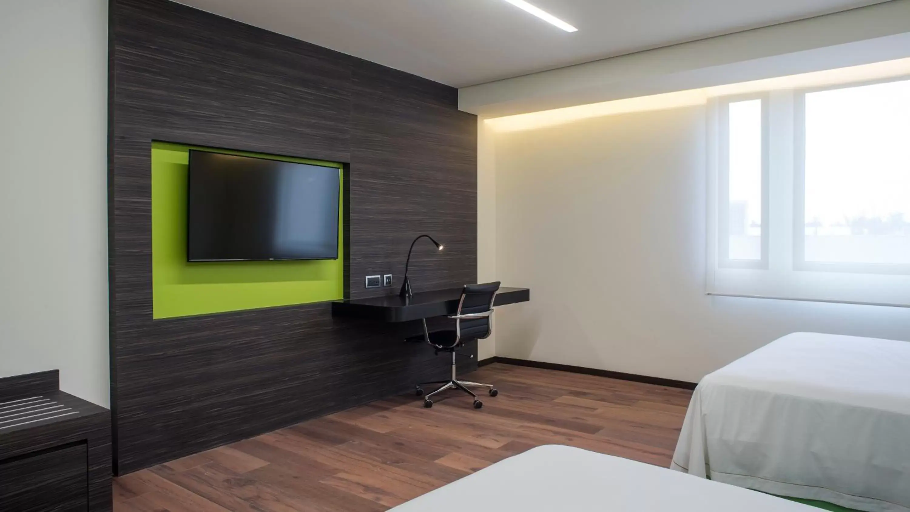 Guests, TV/Entertainment Center in Holiday Inn Express Mexico Aeropuerto, an IHG Hotel