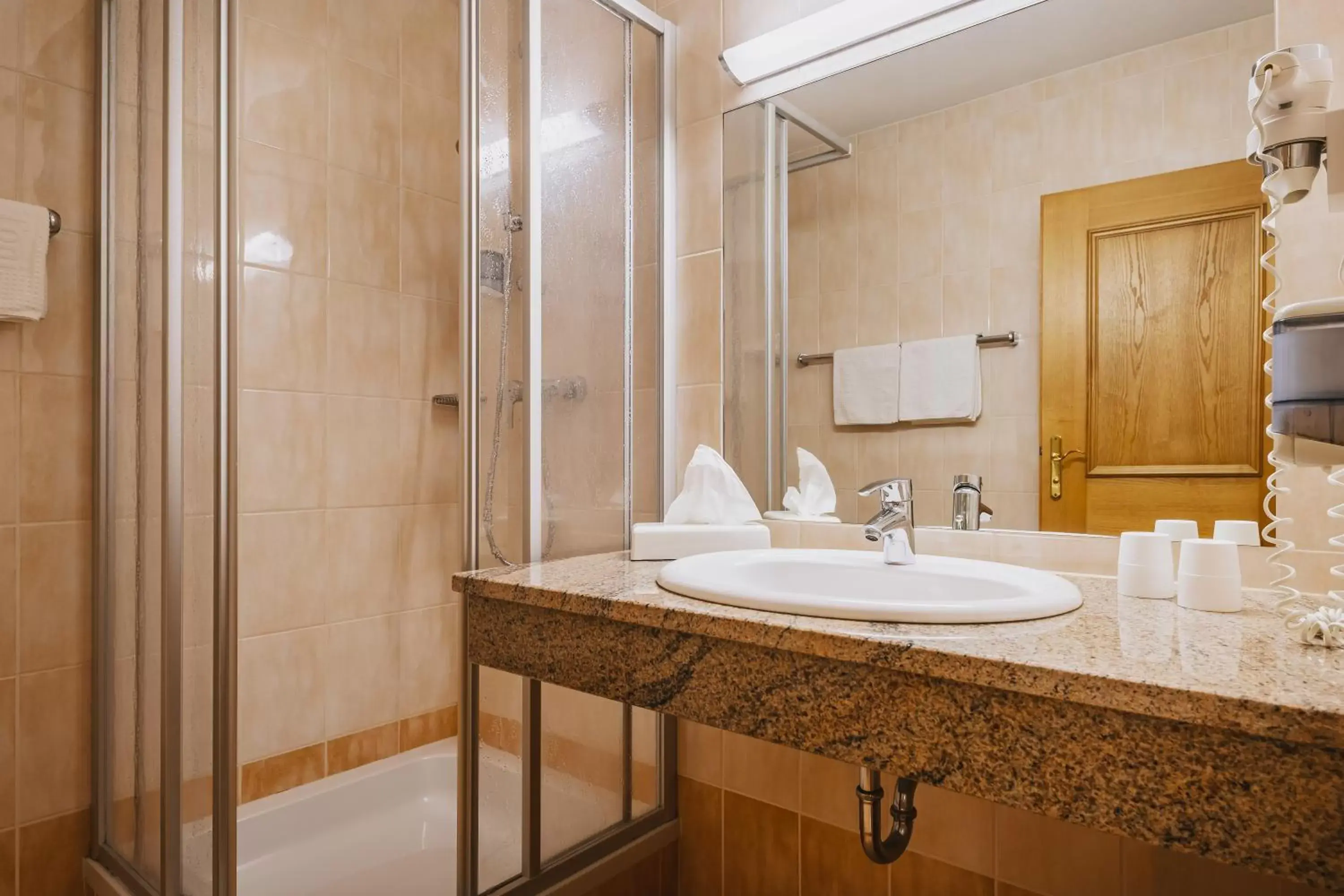 Shower, Bathroom in Hotel TONI inklusive Zell am See - Kaprun Sommerkarte