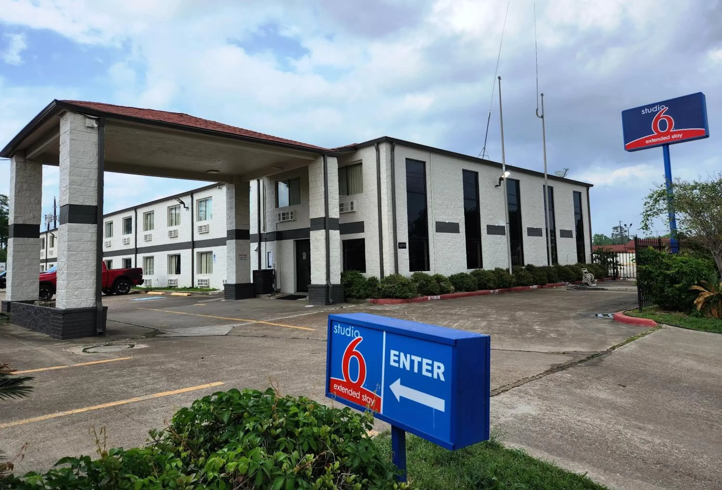 Property building in Studio 6 Channelview TX Baytown West Property building in Studio 6 Channelview TX Baytown West