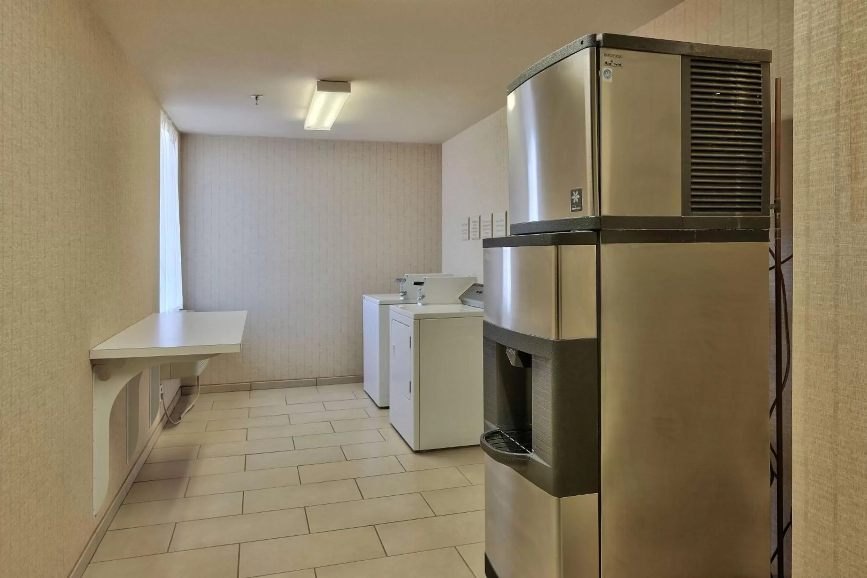 Property building, Kitchen/Kitchenette in Hilton Garden Inn Albuquerque Airport