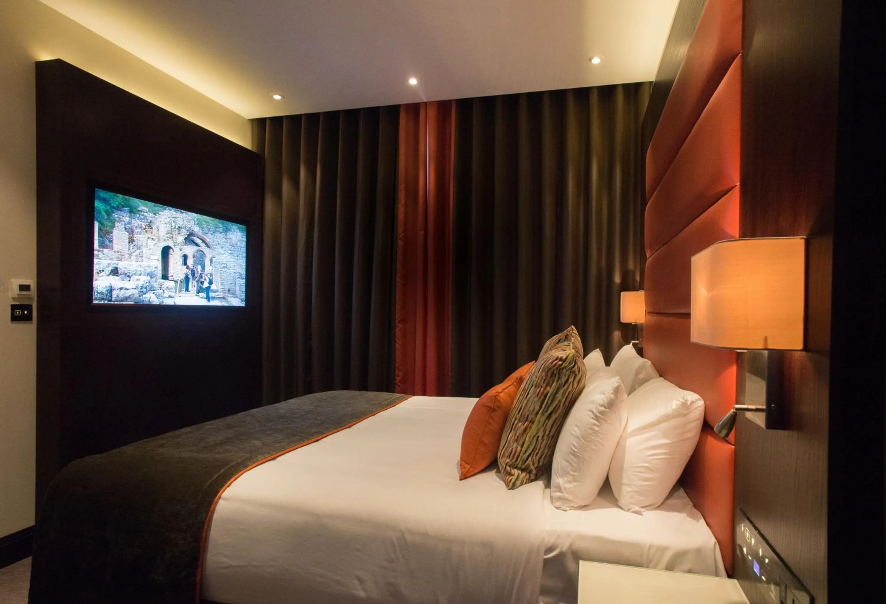 Photo of the whole room, Bed in St George's Hotel - Wembley