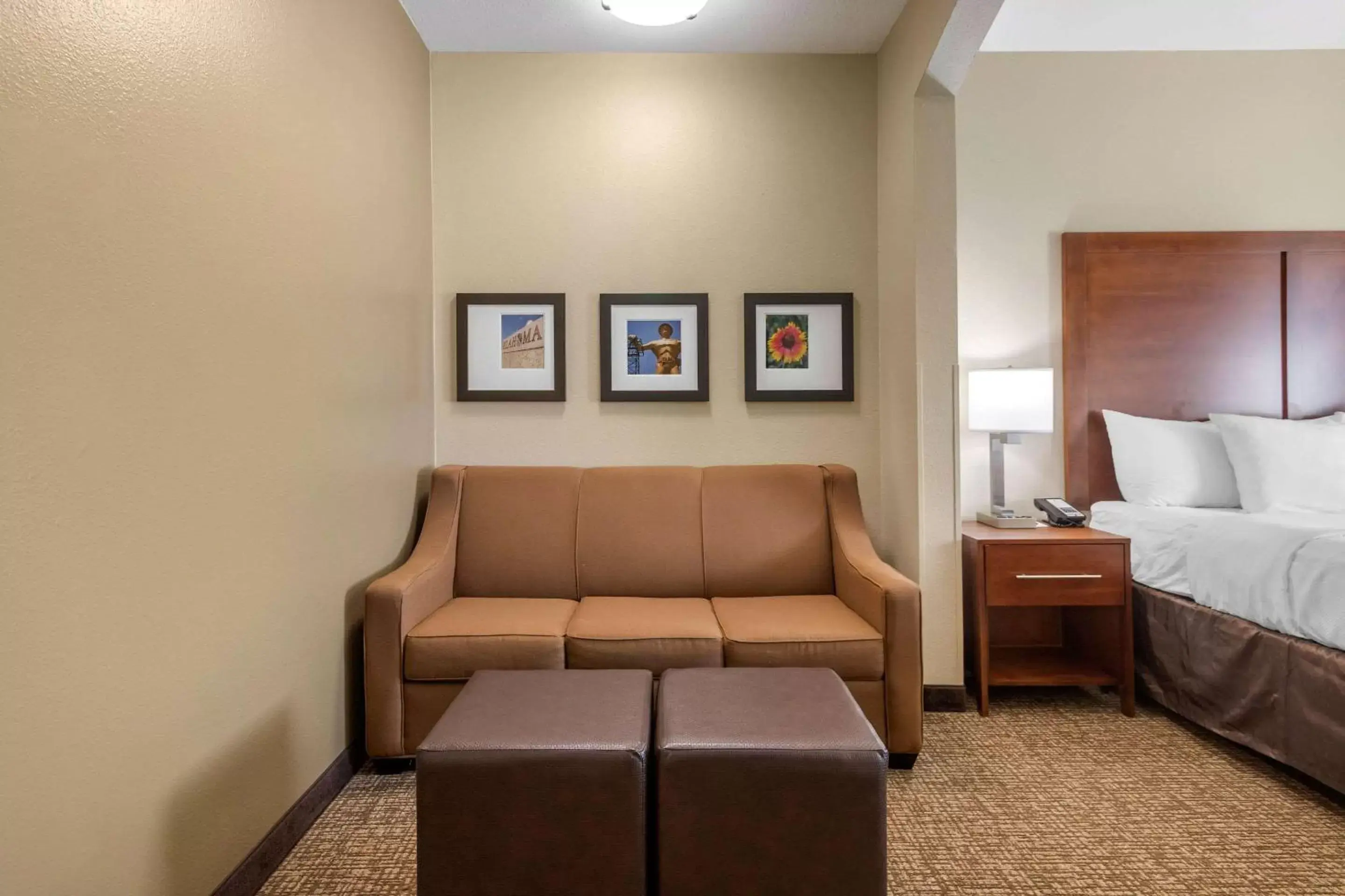 Photo of the whole room, Seating Area in Comfort Inn & Suites Glenpool