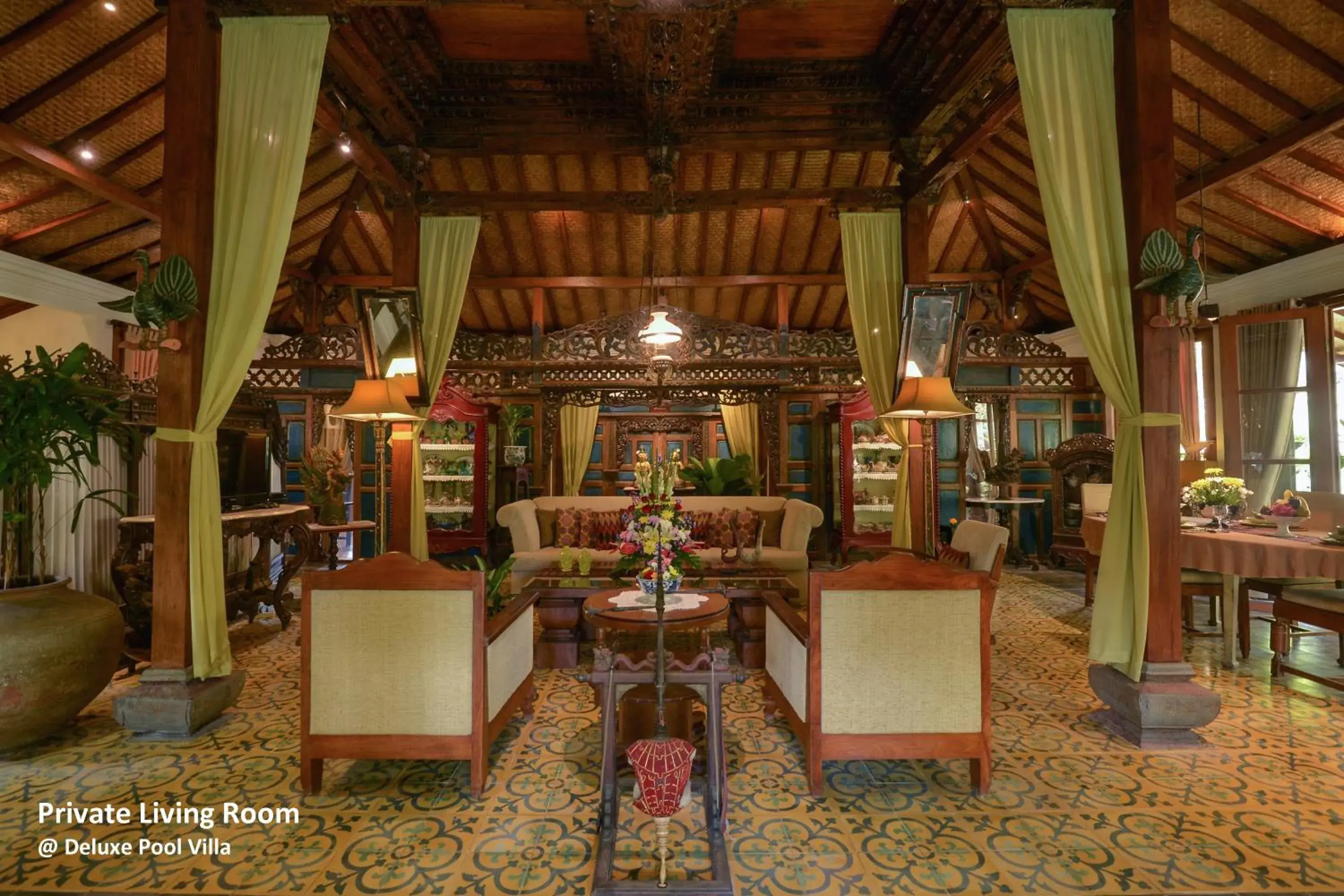 Living room in Ubud Syailendra Heritage Villas by EPS