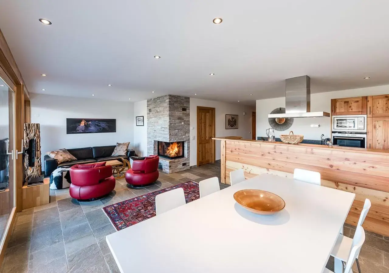 Kitchen or kitchenette, Lounge/Bar in Nendaz 4 Vallées & SPA 4* Superior