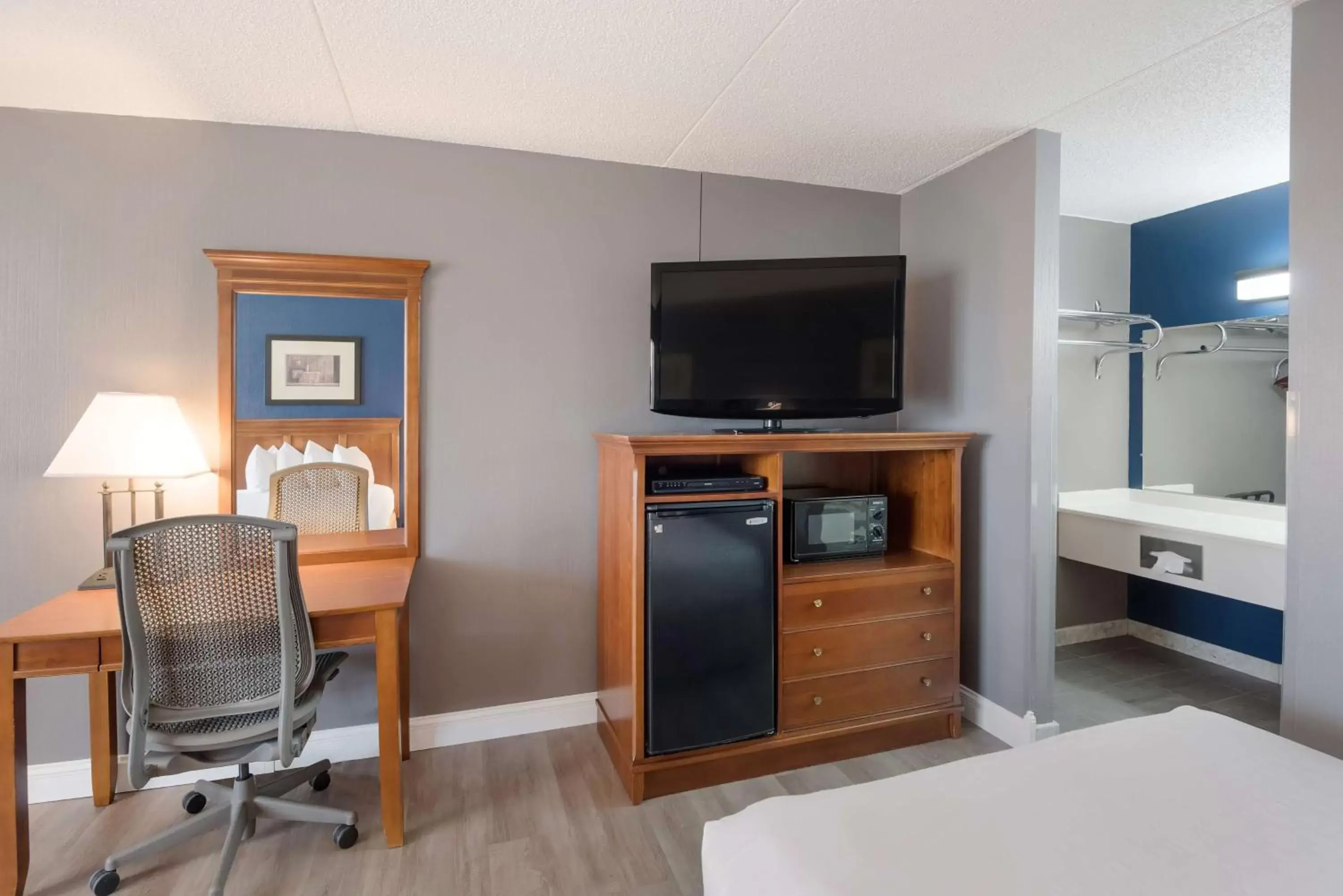 Bedroom, TV/Entertainment Center in Best Western Inn