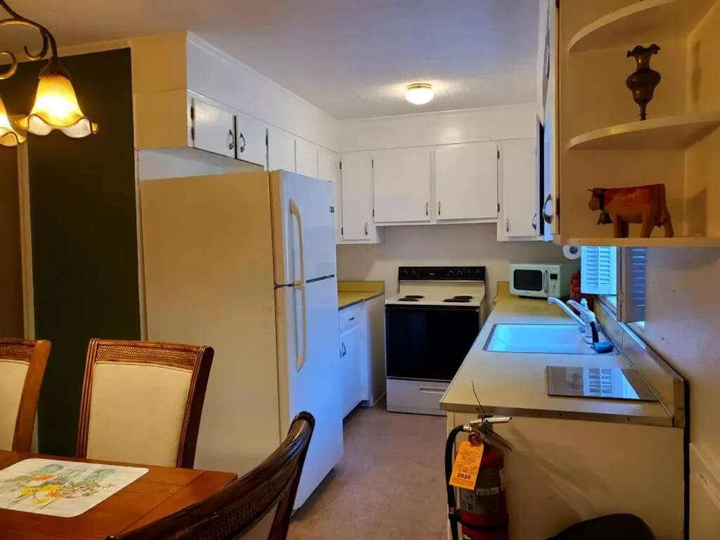 Kitchen/Kitchenette in Meadowlark Motel with Restaurant & Bar