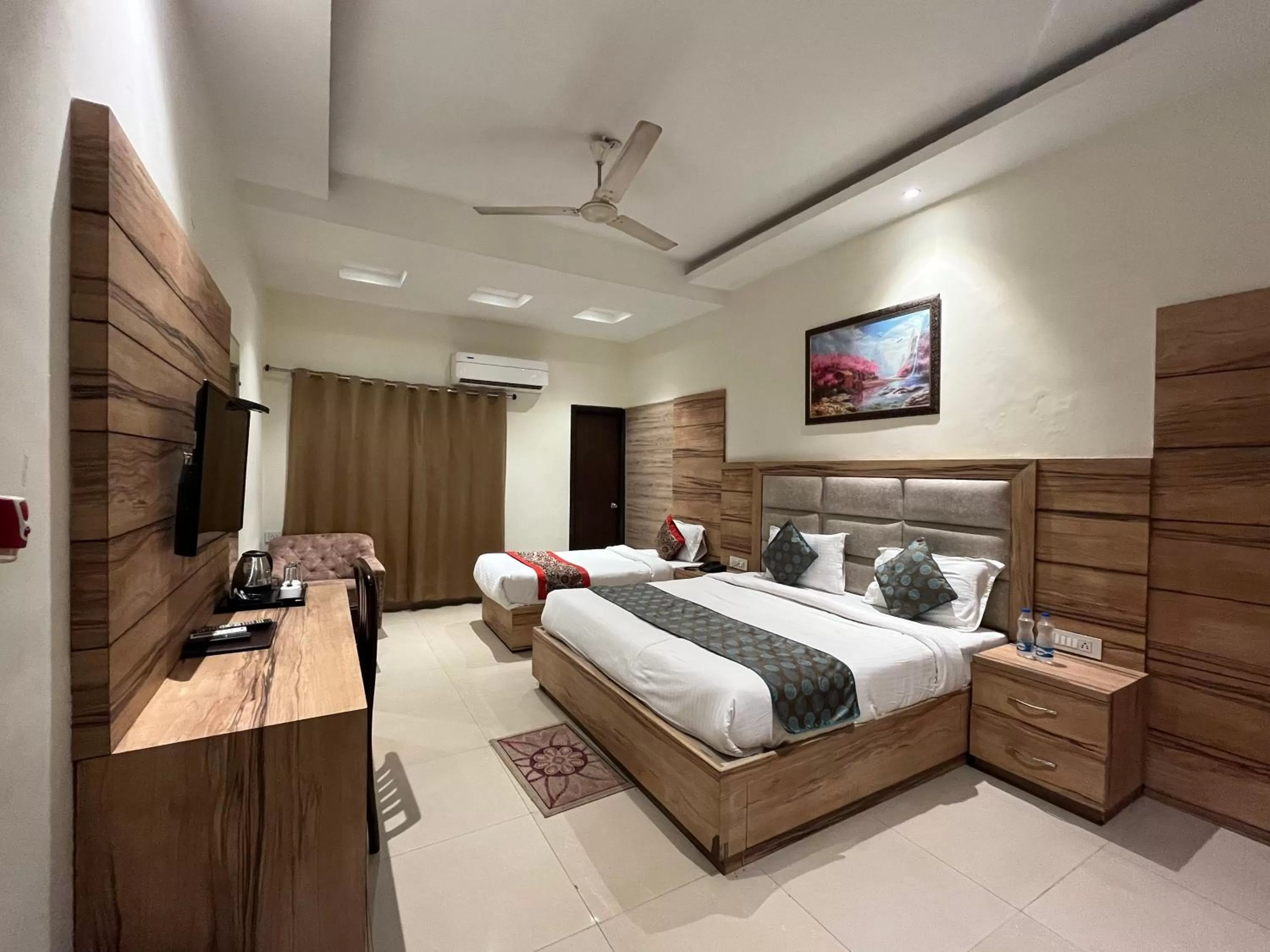 Photo of the whole room, Bed in Hotel Exotic - 5 min walk from Golden Temple