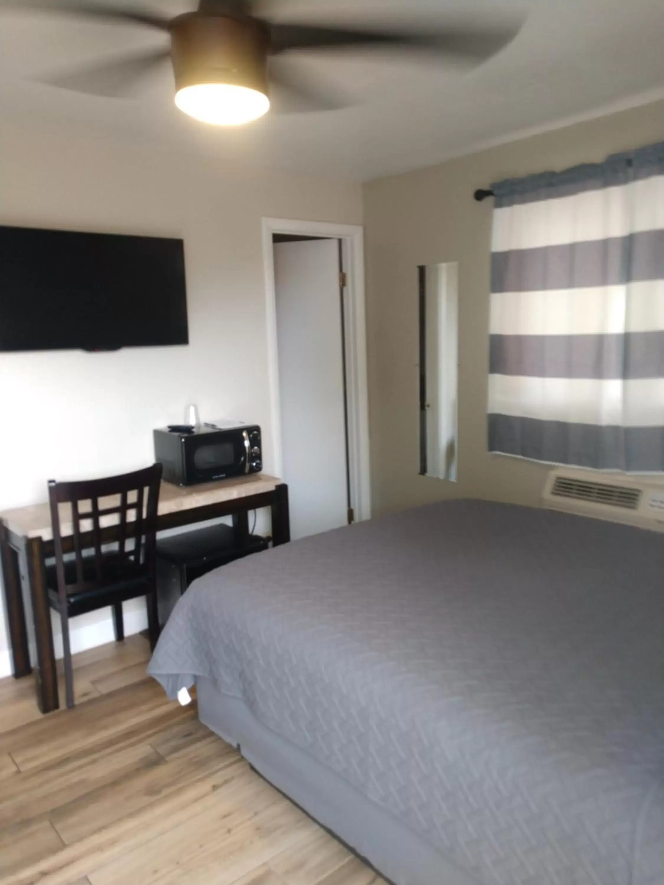 Queen Room in Red Rock Motel and Dam Motel Queen Room in Red Rock Motel and Dam Motel