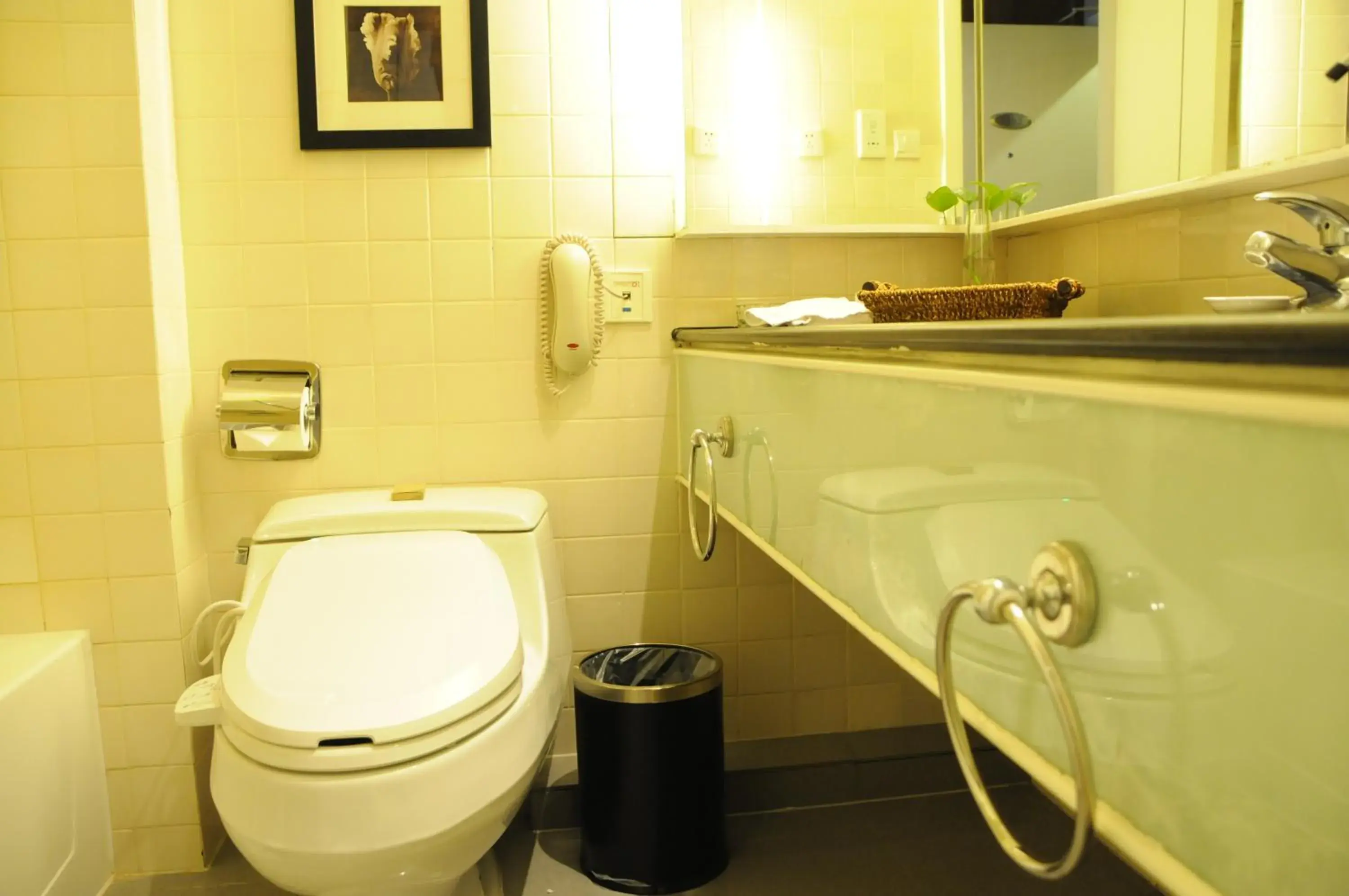 Bathroom in Gubei Garden Hotel Shanghai