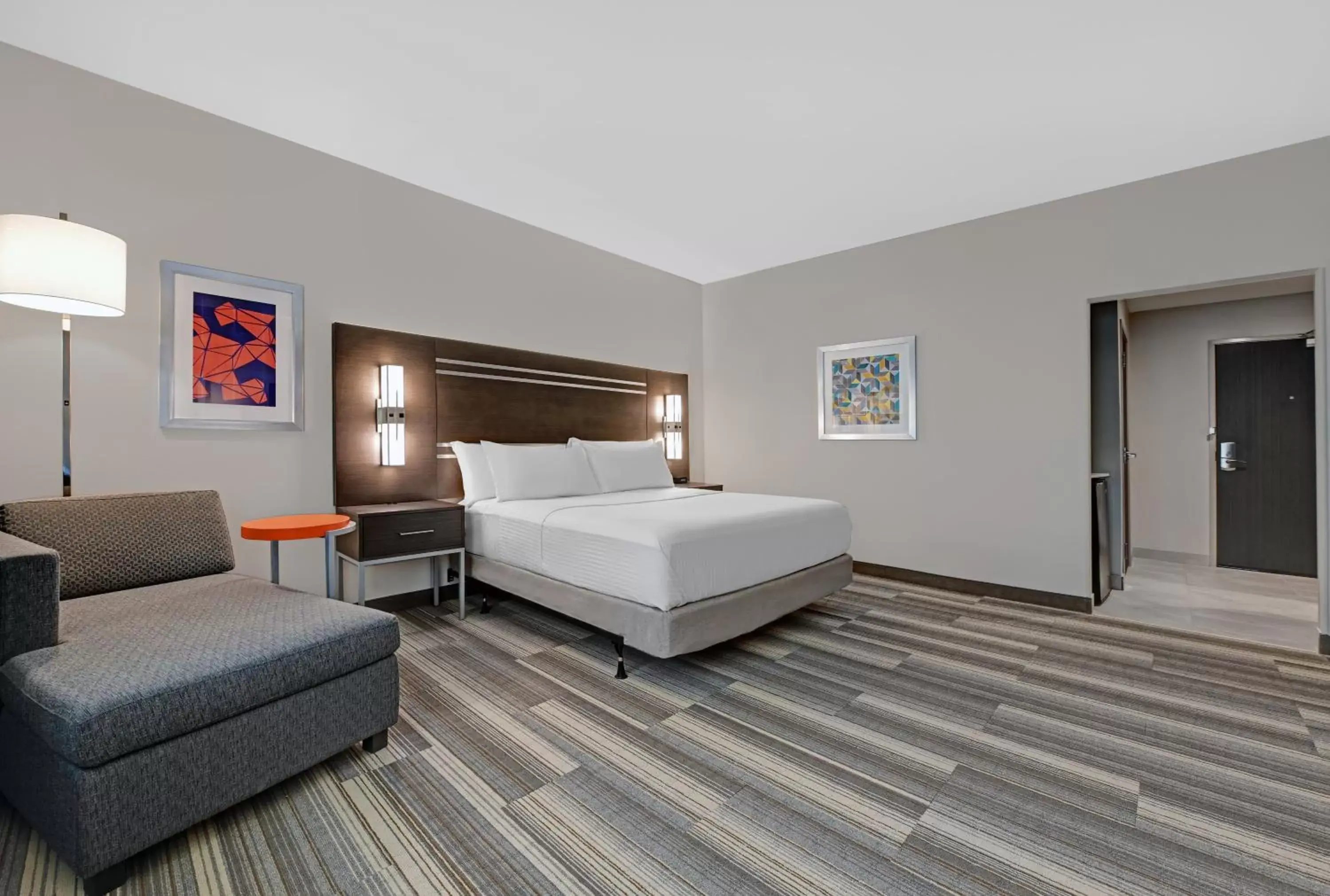 Photo of the whole room, Bed in Holiday Inn Express & Suites Memorial – CityCentre, an IHG Hotel
