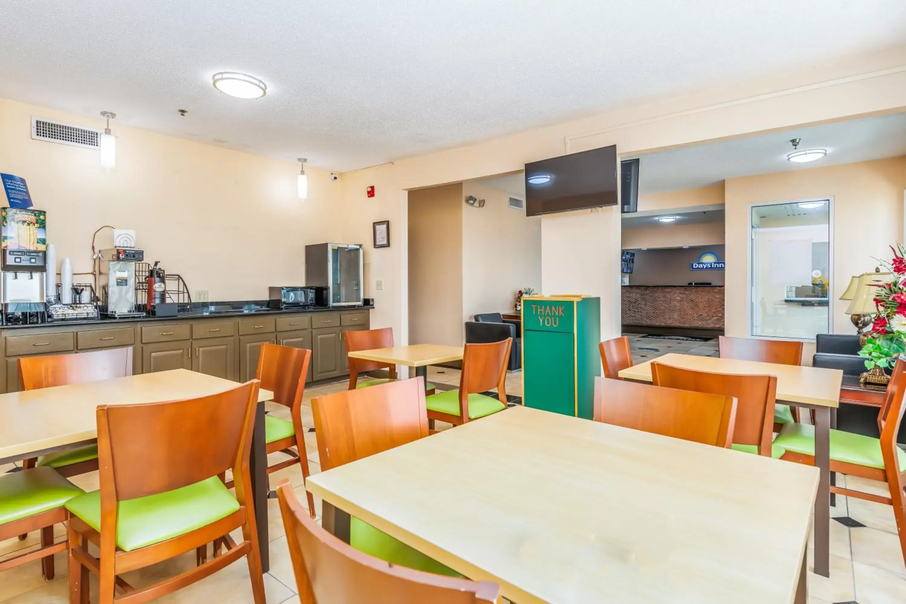 Breakfast, Restaurant/Places to Eat in Days Inn by Wyndham Coliseum Montgomery AL