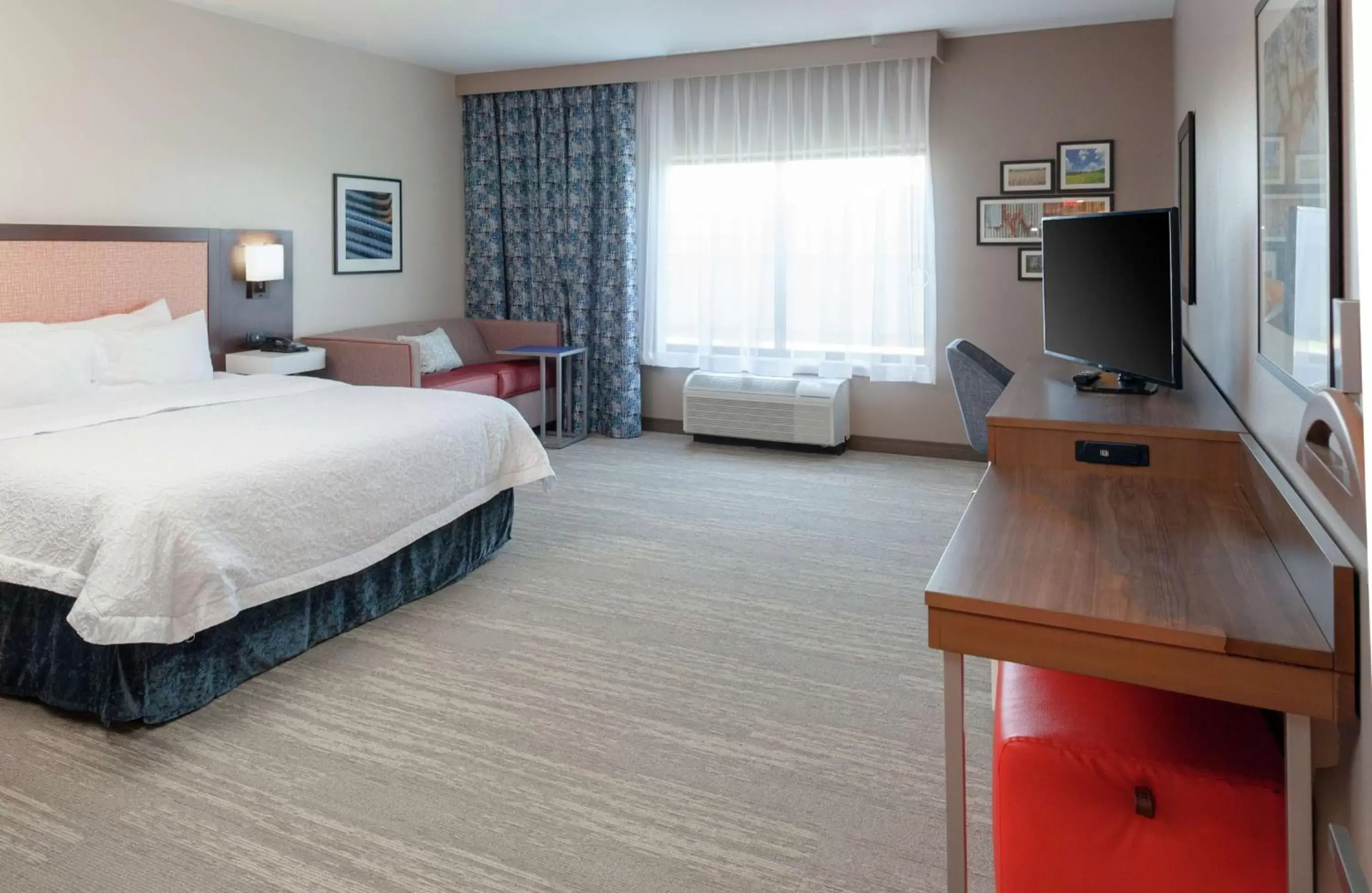 Bedroom, TV/Entertainment Center in Hampton Inn & Suites Overland Park South
