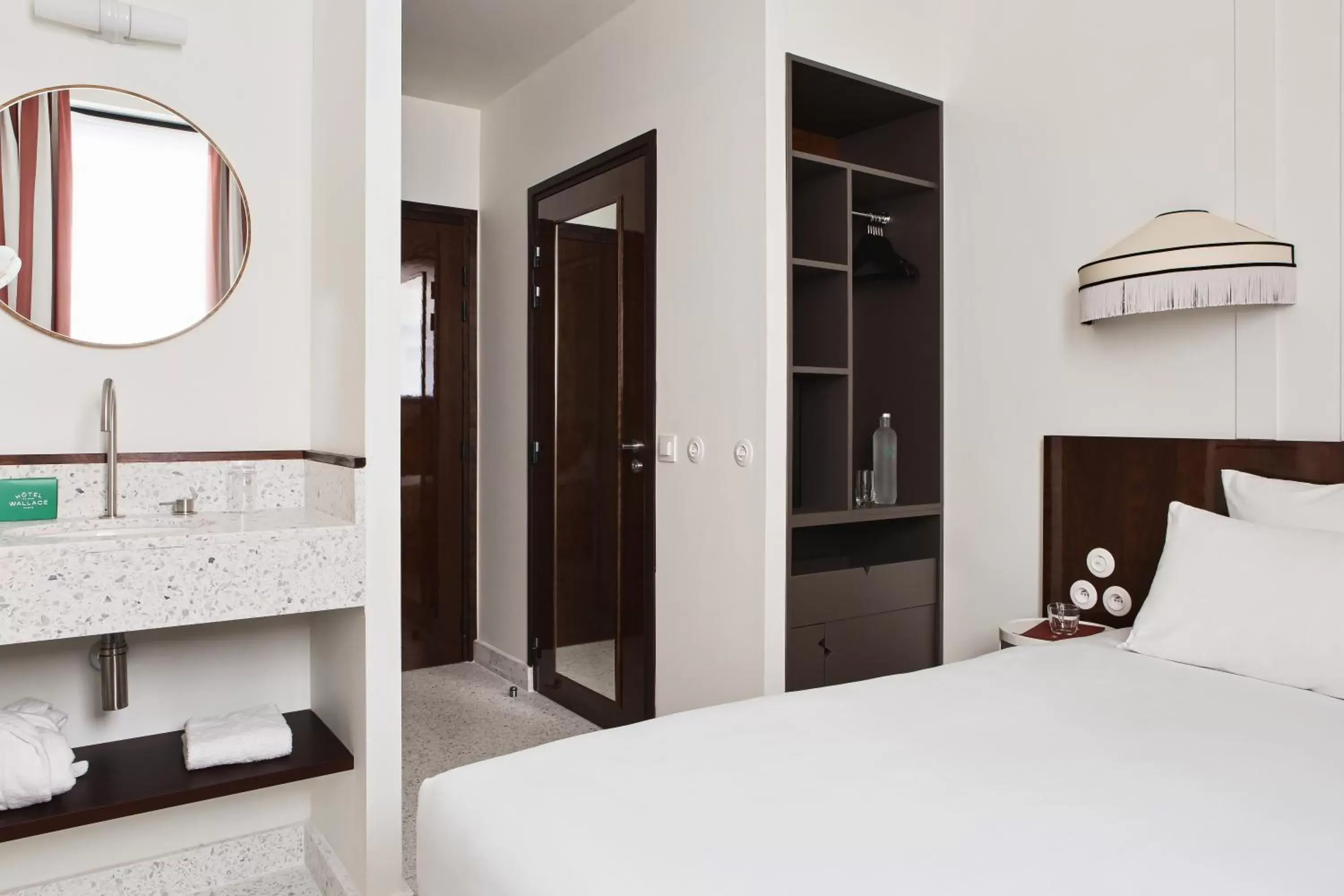 Shower, Bed in Hôtel Wallace, a Member of Design Hotels Shower, Bed in Hôtel Wallace, a Member of Design Hotels