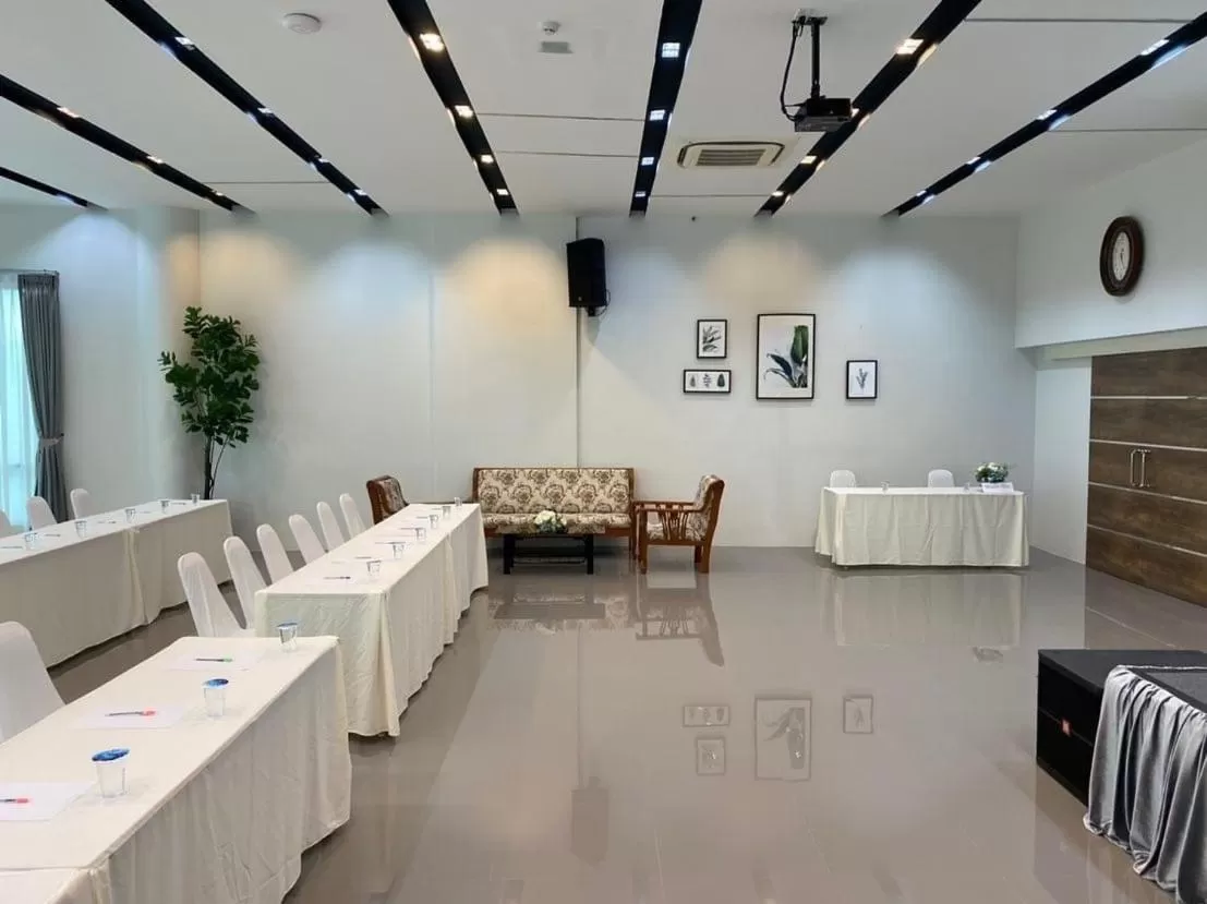Meeting/conference room in The Galla Hotel