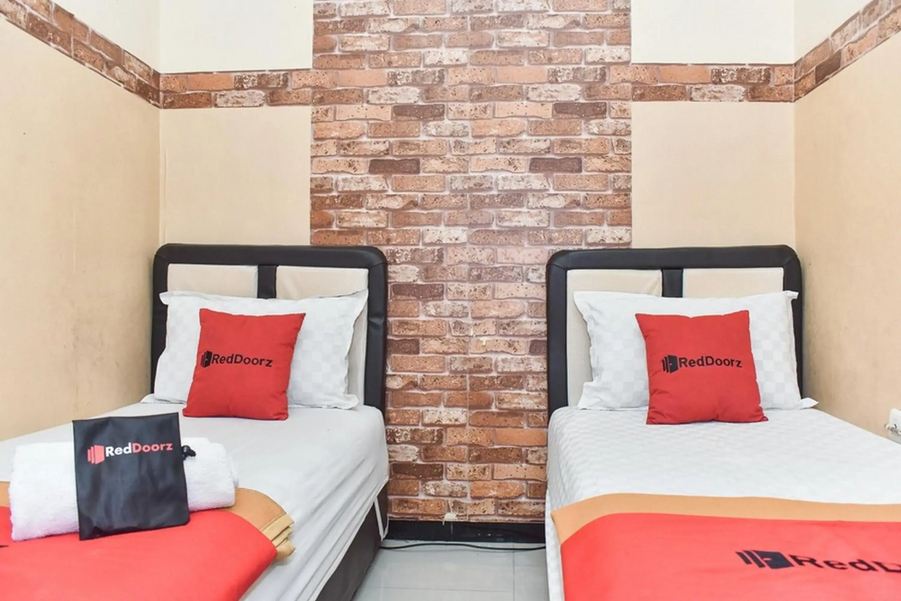 Bedroom, Bed in RedDoorz @ Omah Wetan Sawojajar Malang