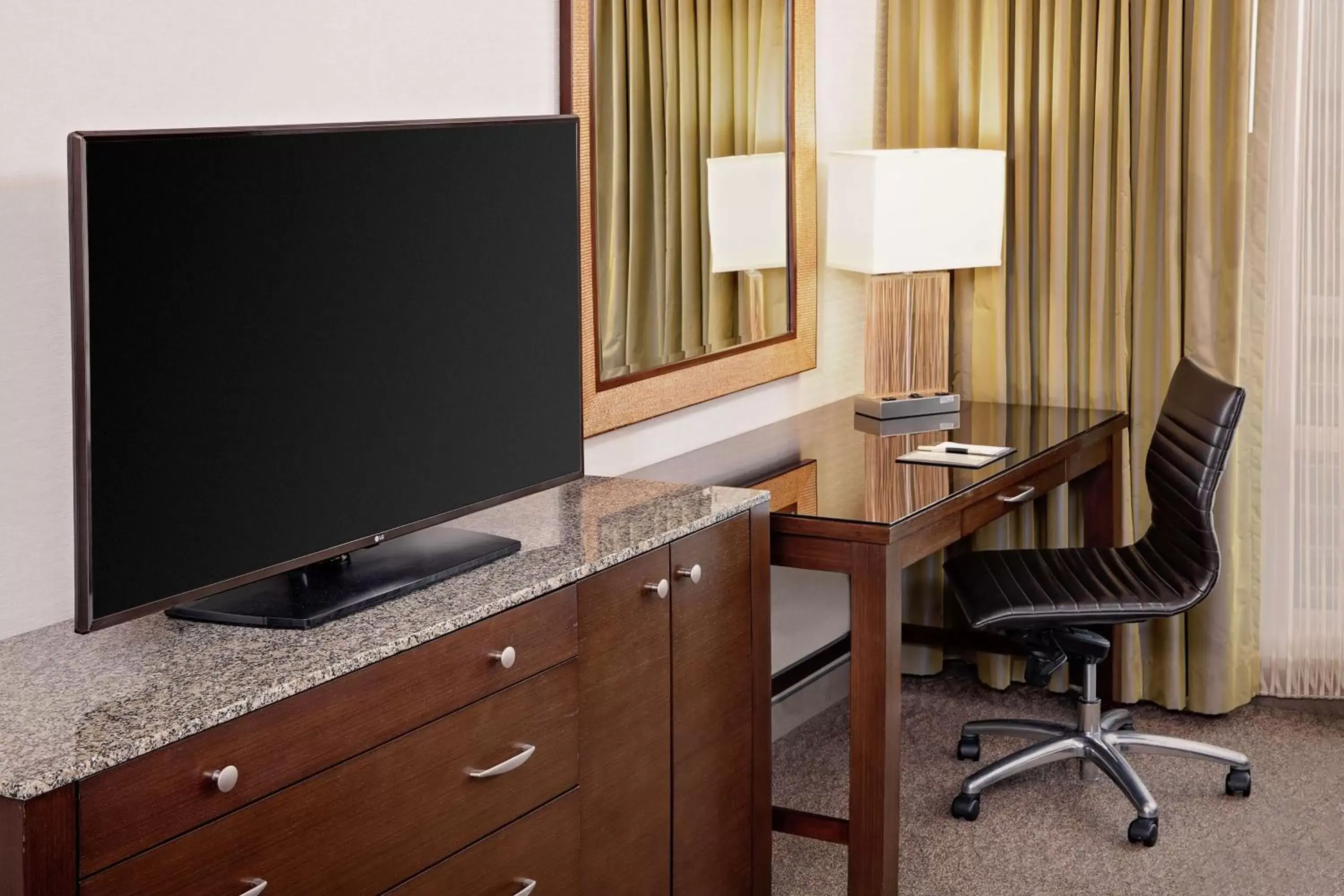 Bedroom, TV/Entertainment Center in DoubleTree by Hilton Hotel Boston Bayside