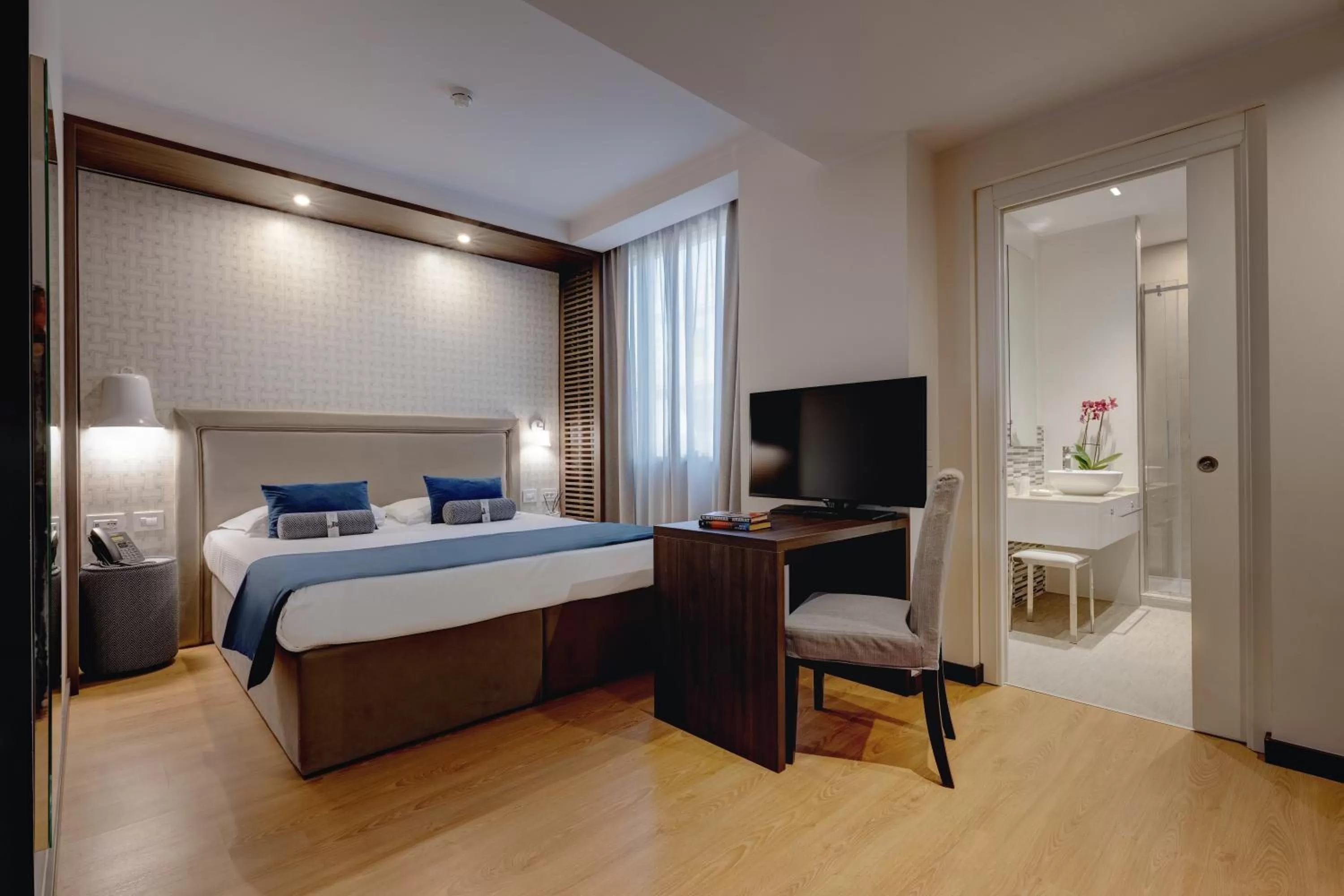 Bed in Fly Decó Hotel