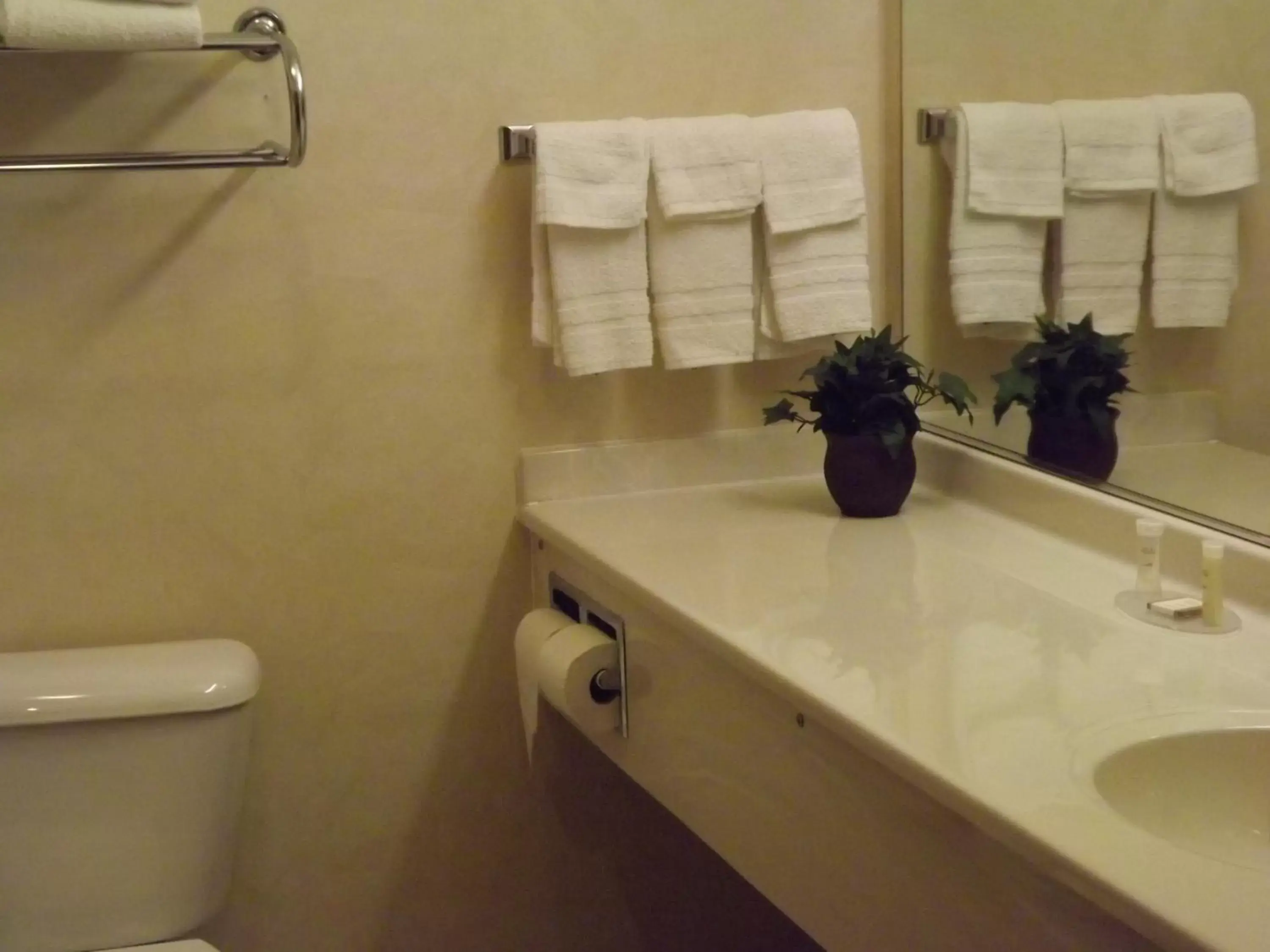 Bathroom in Howard Johnson by Wyndham Oacoma Hotel & Suites