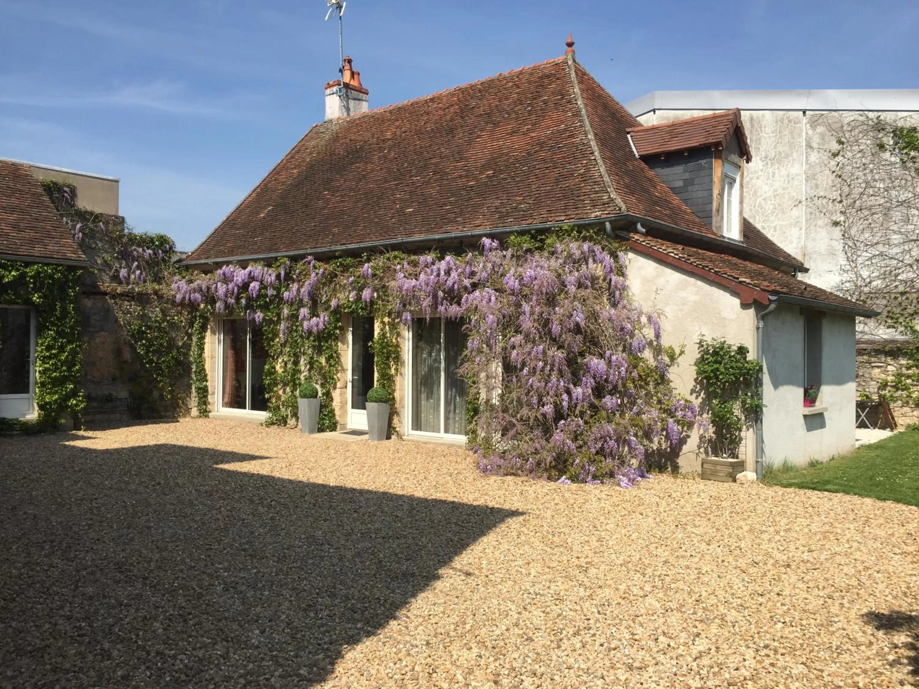 Facade/entrance, Property Building in Chambre d'Hôtes des Ducs