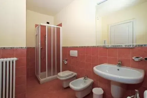 Shower, Bathroom in Hotel Bellavista