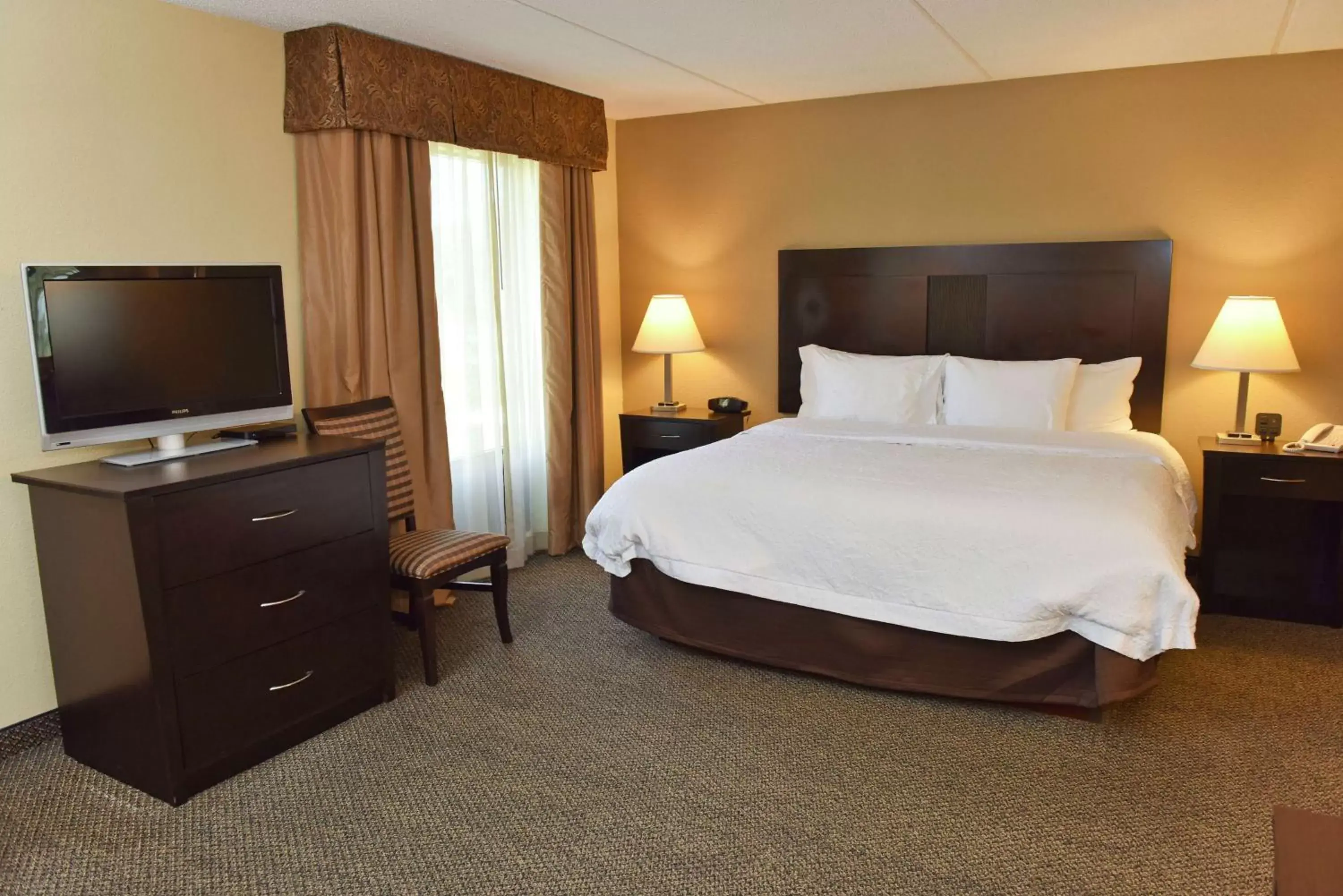 Bedroom, Bed in Hampton Inn & Suites Alexandria