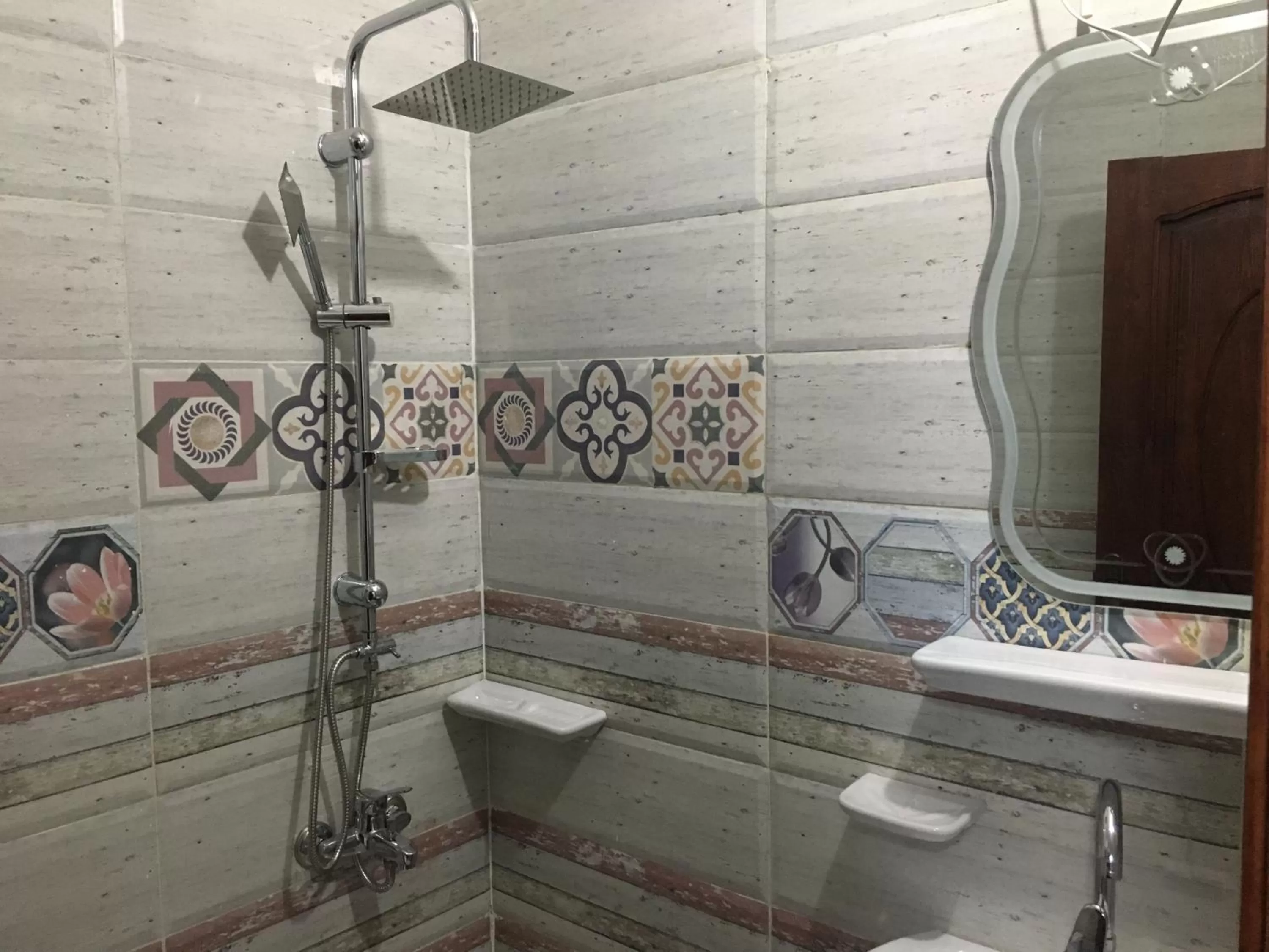 Bathroom in Sphinx palace pyramids view