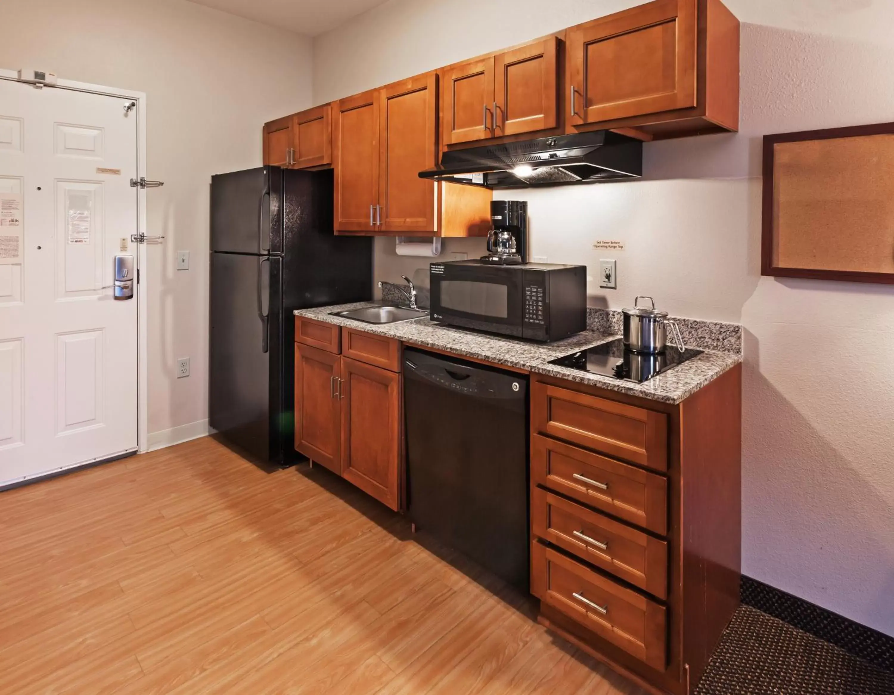 Photo of the whole room, Kitchen/Kitchenette in Candlewood Suites Deer Park, an IHG Hotel