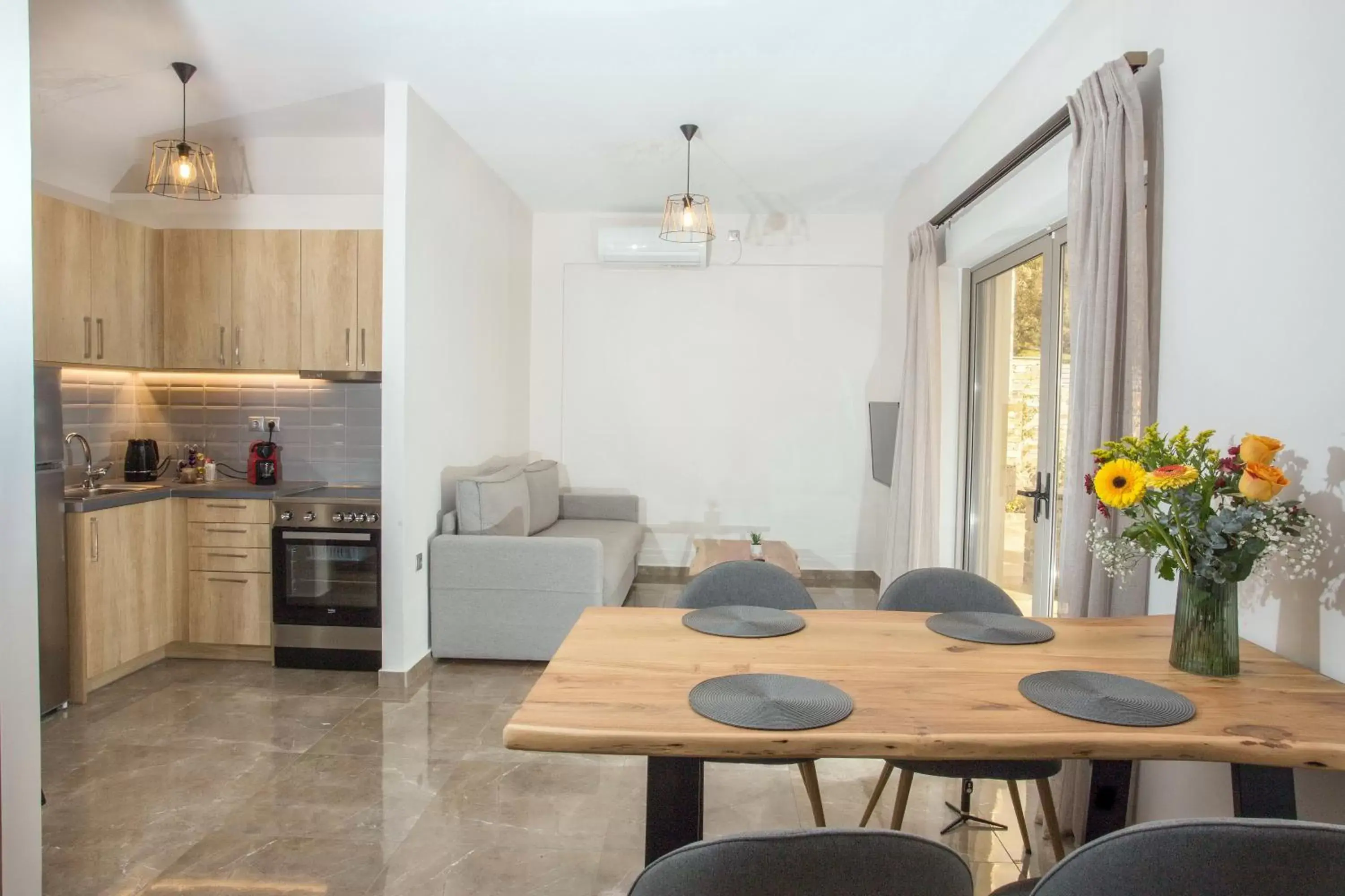Dining area, Kitchen/Kitchenette in Vardians Villas & Suites