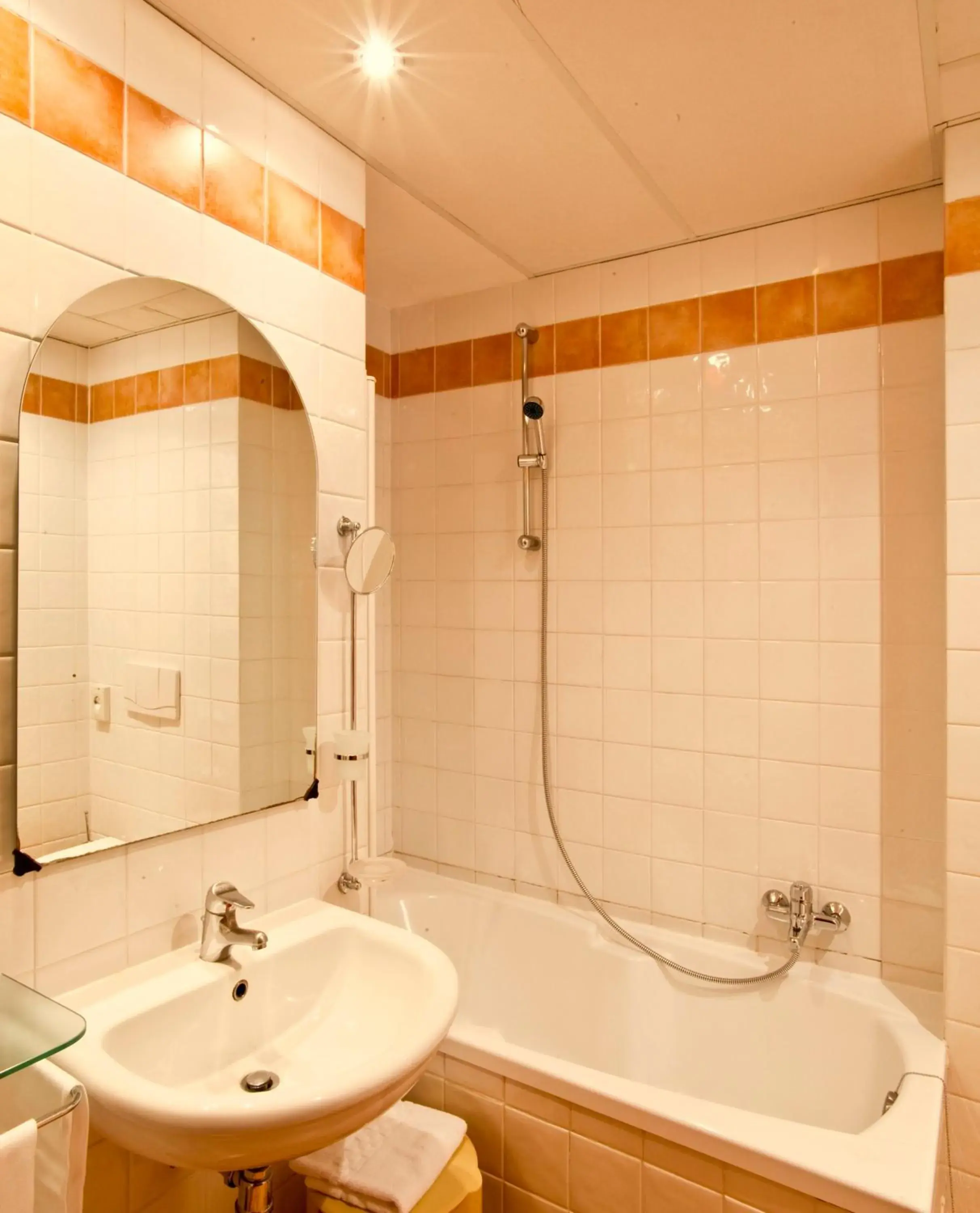 Bathroom in Sangallo Park Hotel